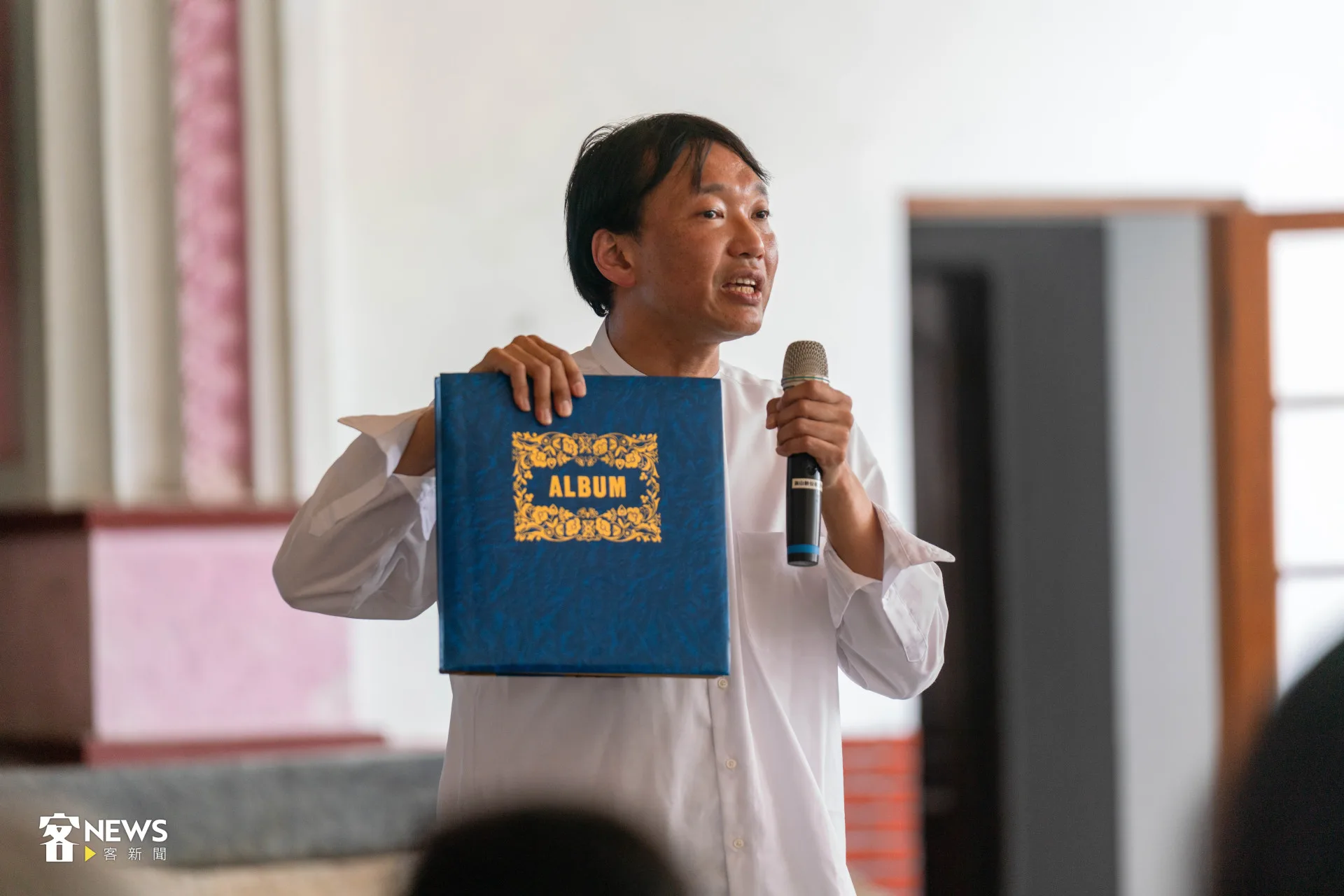 河村有教帶來老照片相冊共20頁與現場聽眾分享，希望藉機獲得一些父親舊時的蛛絲馬跡。范修語攝