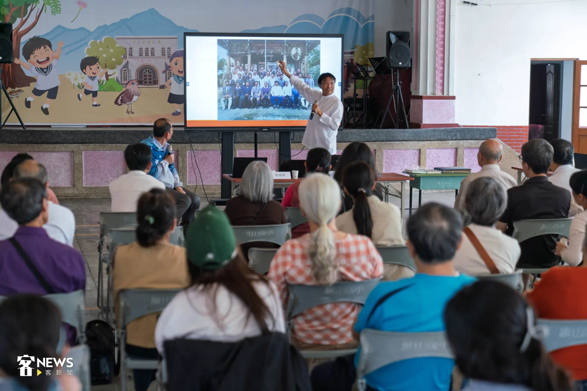 到場參與的民眾專心聆聽河村有教分享照片中的點滴。范修語攝