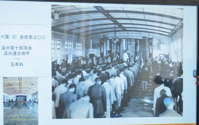 河村有教展示當年許多老照片，包括當年在今天講座地點、旗山國小禮堂舉辦葬禮。范修語攝