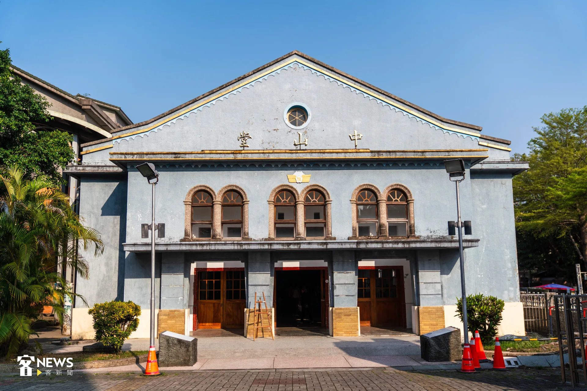 日治時期興建的旗山國小禮堂現況。范修語攝