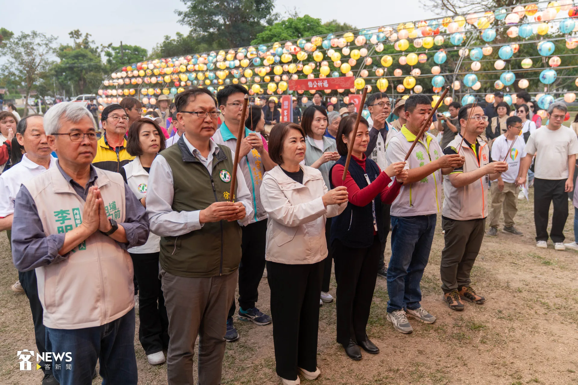 屏東縣長周春米（左三）與客家委員會副主委廖育珮（左四）一起拜伯公，祈求活動順利。范修語攝