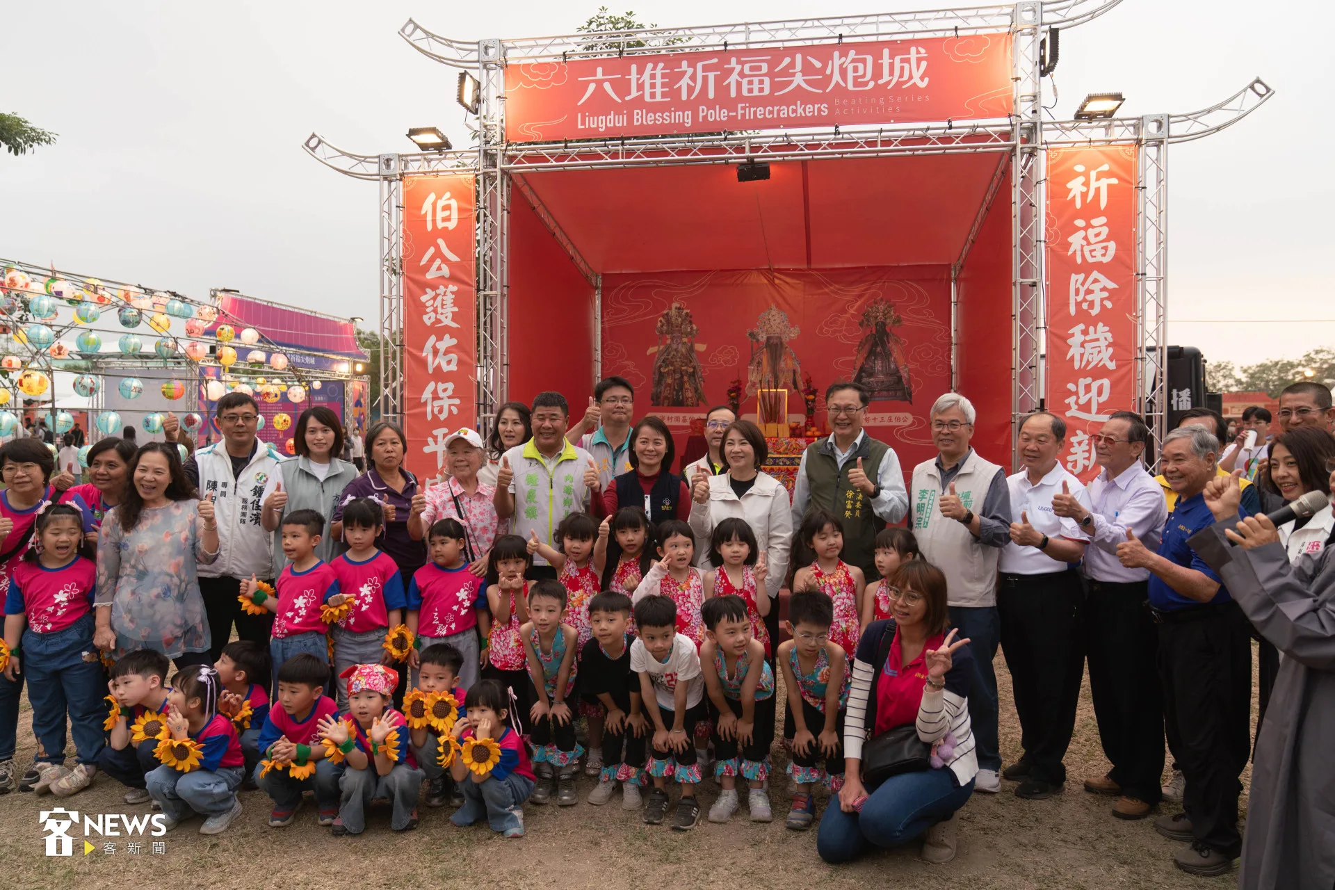 屏東縣長周春米（中，著白背心者）與客家委員會副主委廖育珮（中，著黑背心者）一起拜伯公，祈求活動順利。范修語攝