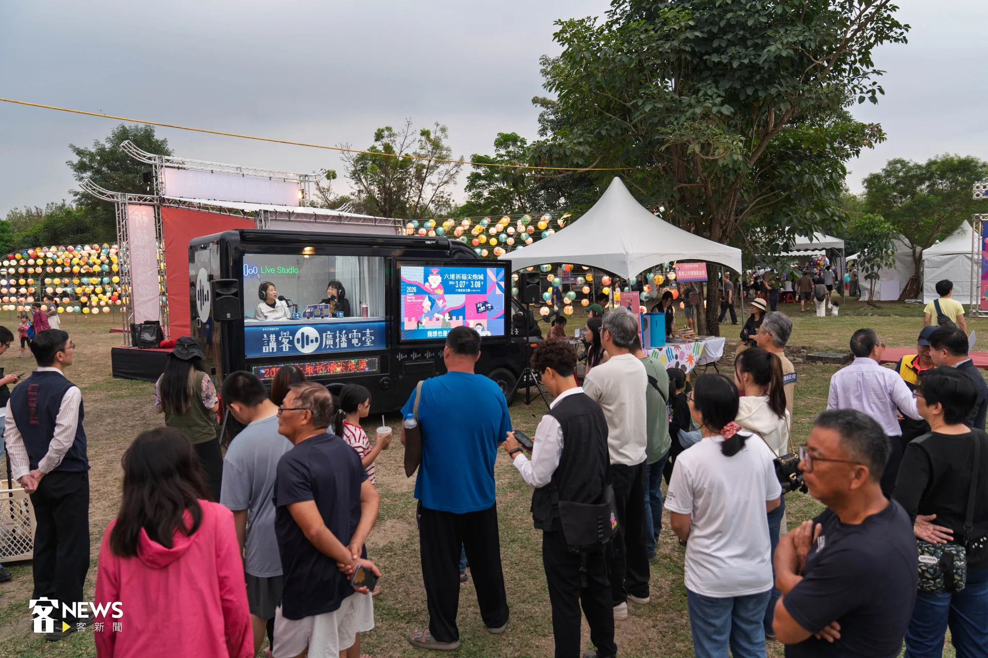 講客號前進屏東內埔，吸引許多民眾駐足圍觀。范修語攝