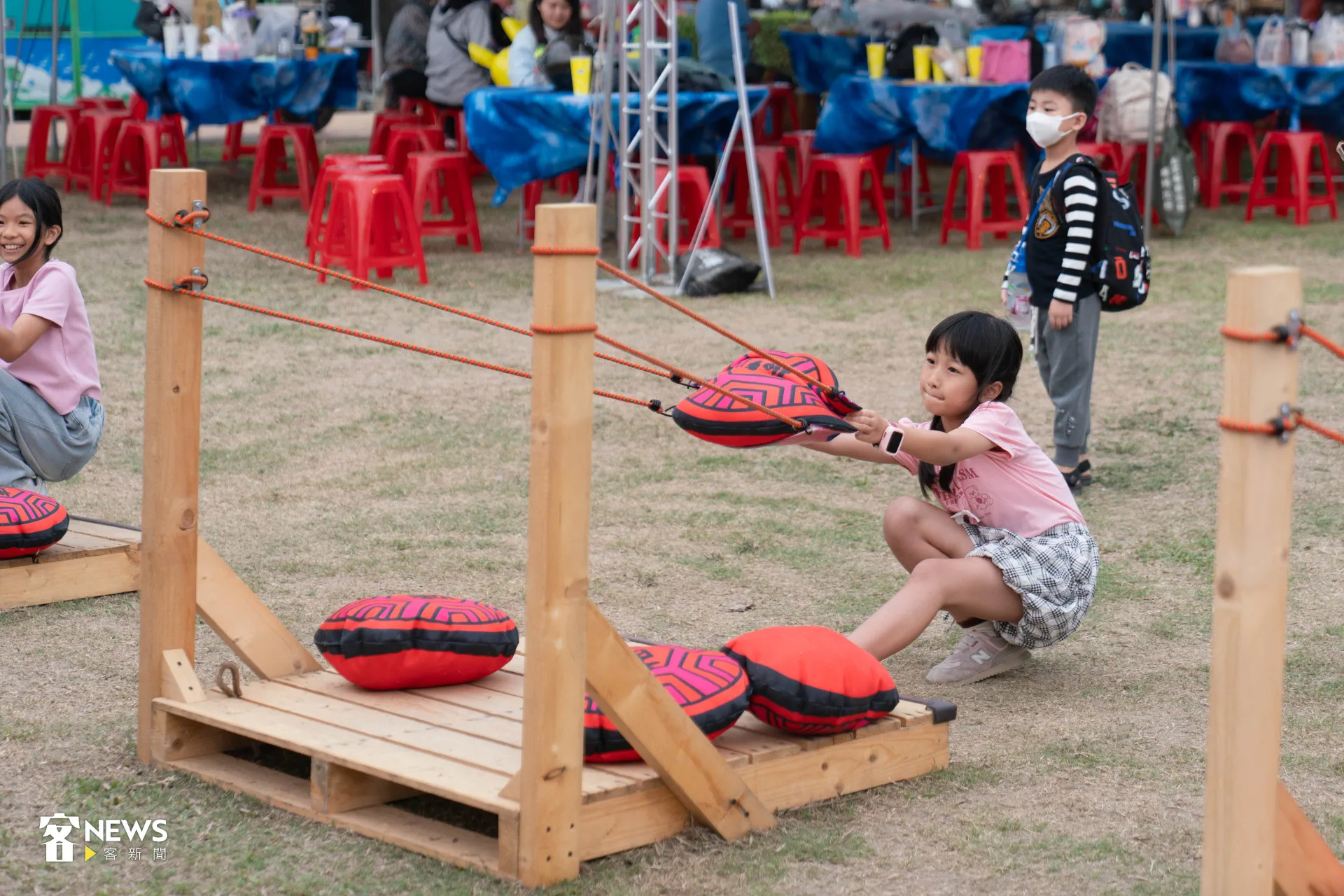 新丁粄尖炮城許多小孩玩瘋了，沒有投進不離開。范修語攝