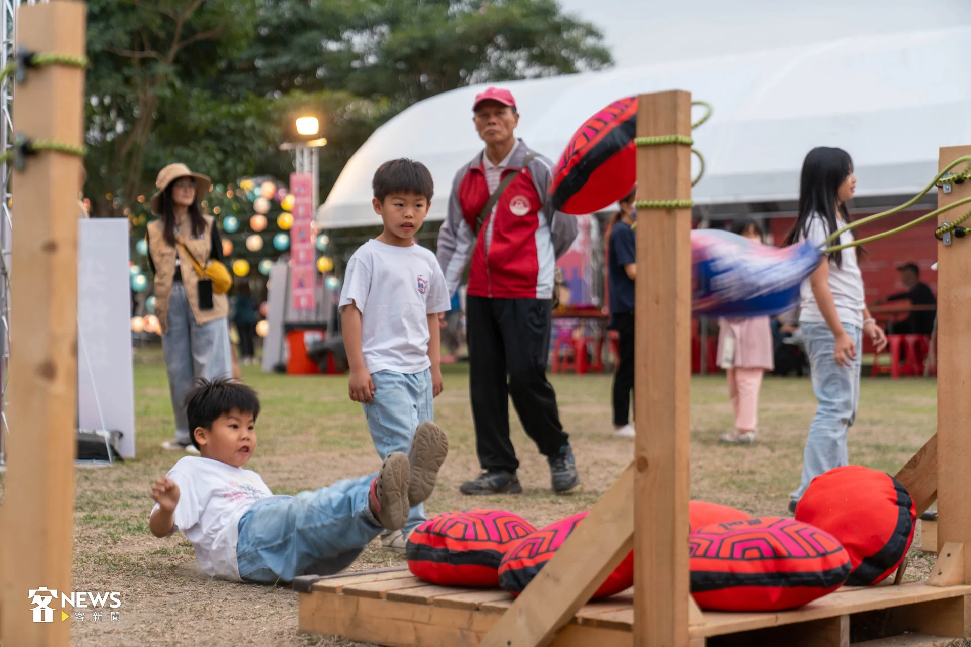 新丁粄尖炮城許多小孩玩瘋了，沒有投進不離開。范修語攝