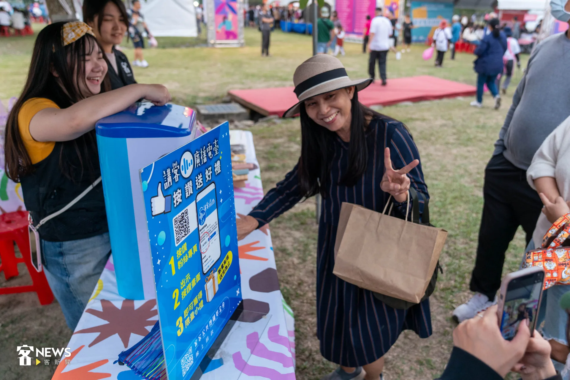 受訪完畢伍小姐也按讚講客廣播電臺粉絲專頁，獲得小禮物。范修語攝