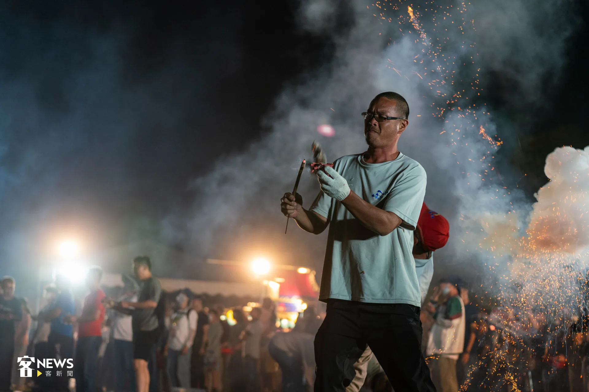 鞭炮點燃的時間需要抓的剛剛好，但一不小心就有可能在手上炸開。范修語攝