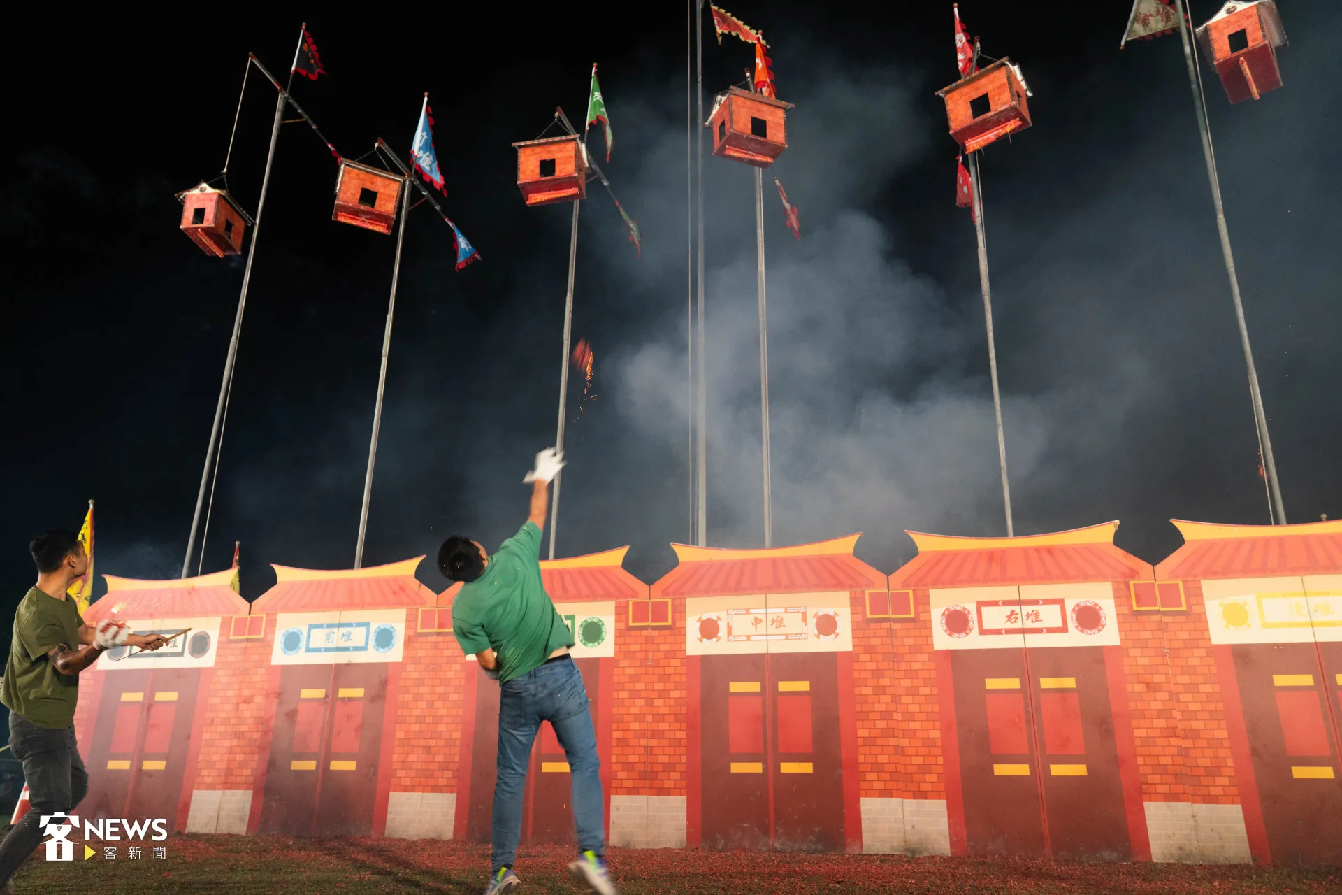 六堆尖炮城吸引許多民眾報名參加，挑戰自己希望贏得高額獎金。范修語攝