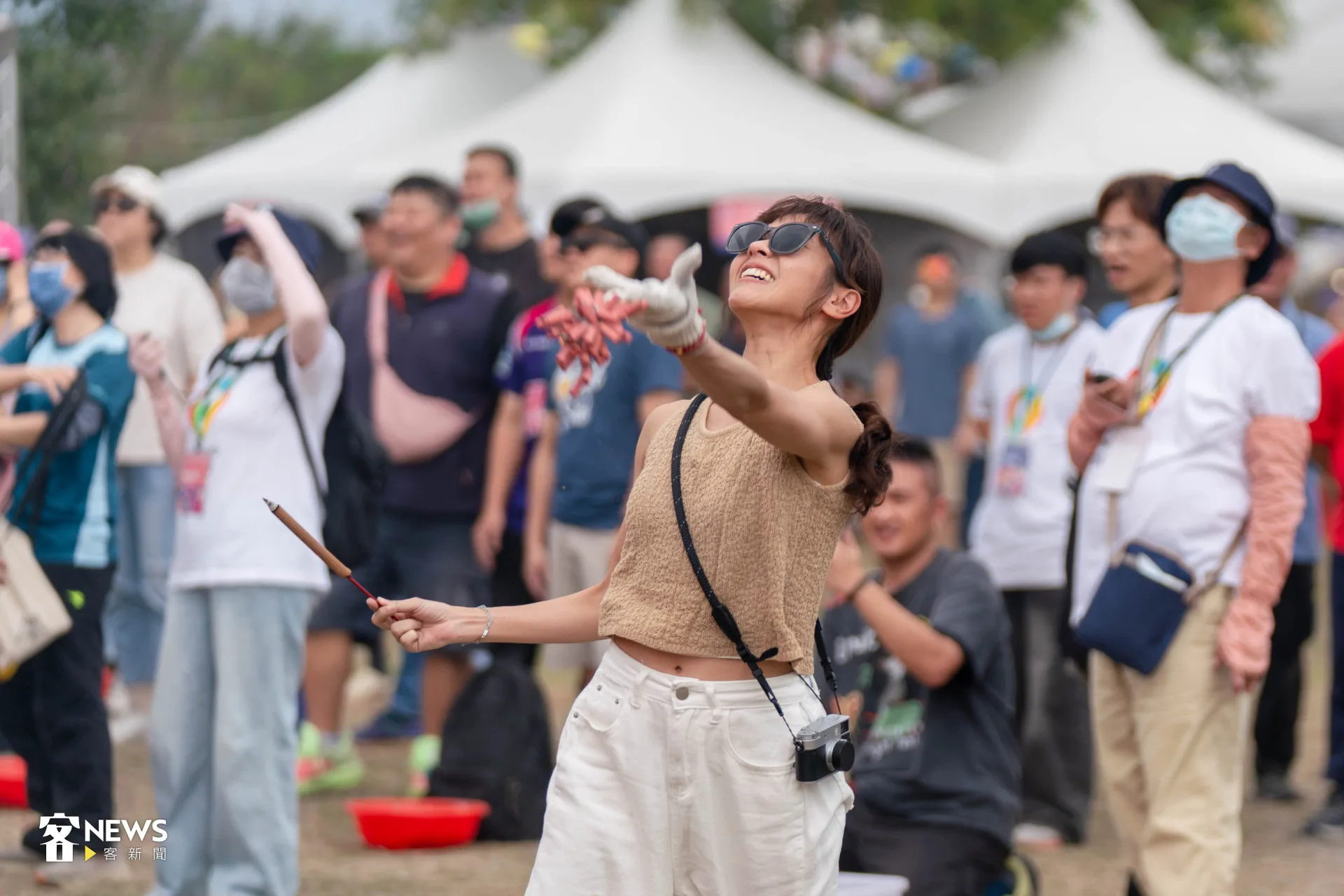 最kaing駐村小隊來六堆尖炮城拍攝，主持群也挑戰攻炮籠。范修語攝