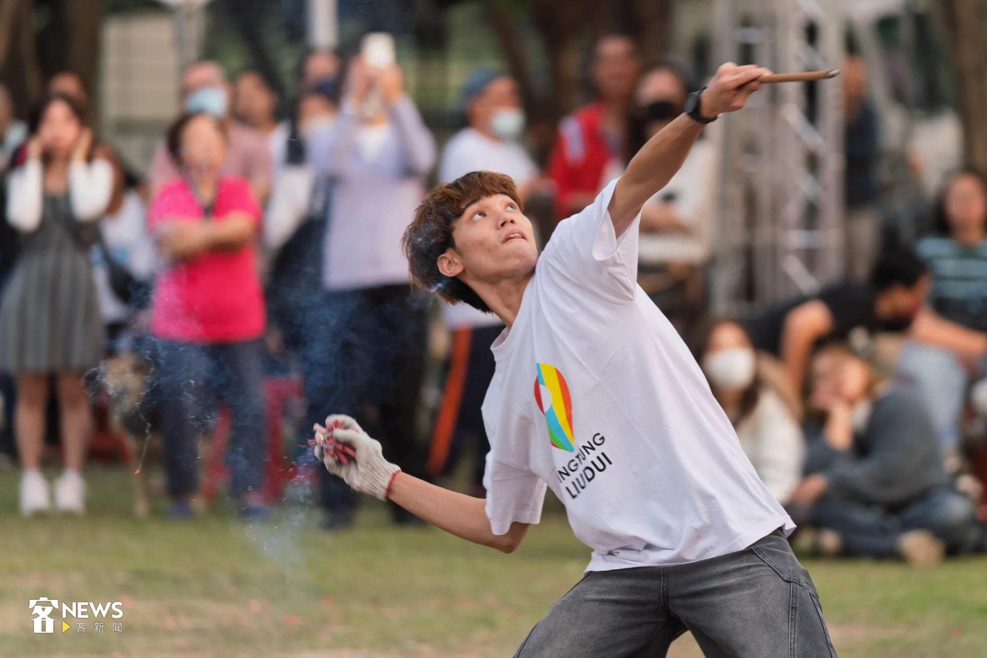 參賽者卯足全力丟擲燃燒的鞭炮。范修語攝