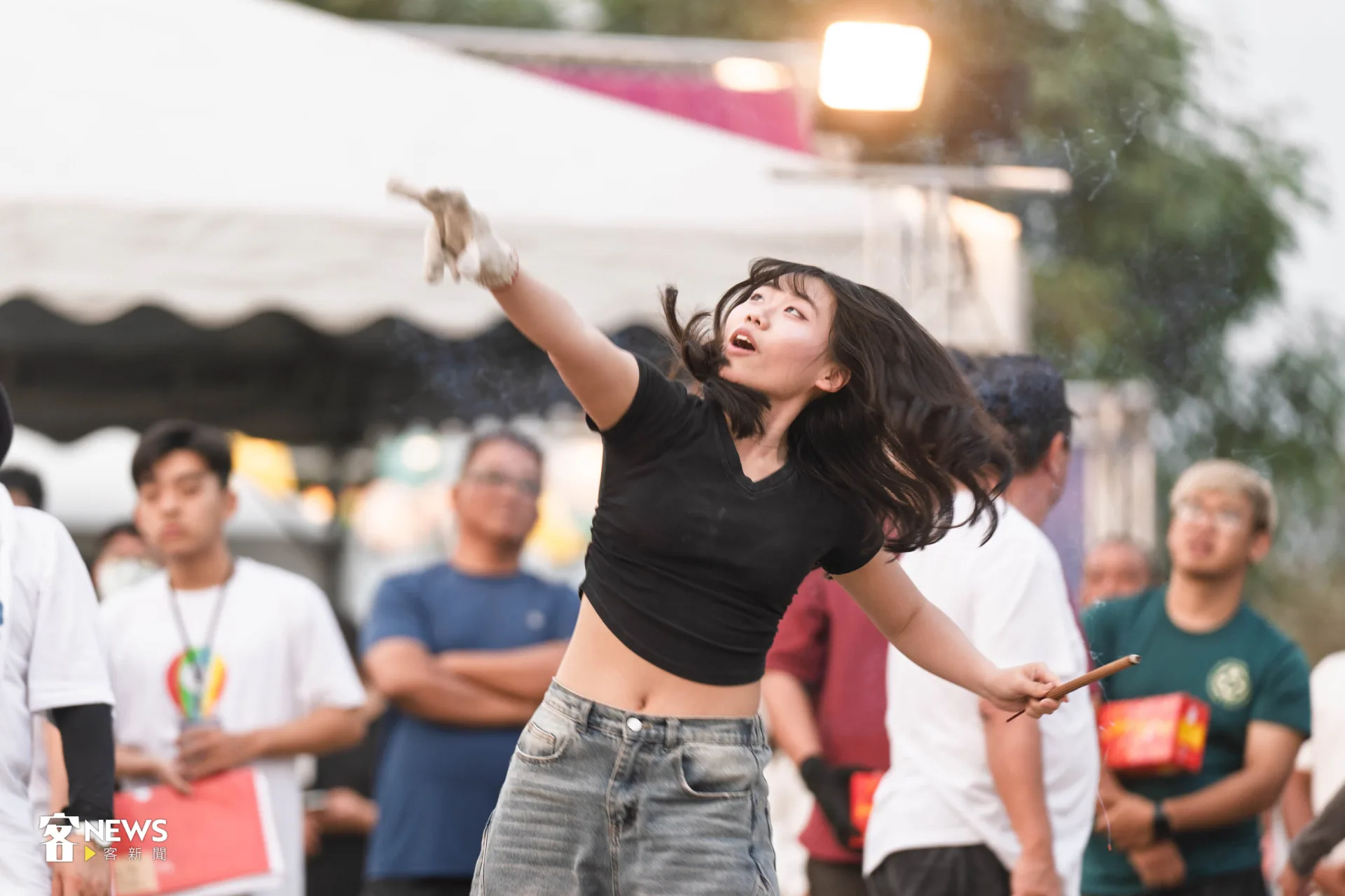 參賽者卯足全力丟擲燃燒的鞭炮。范修語攝