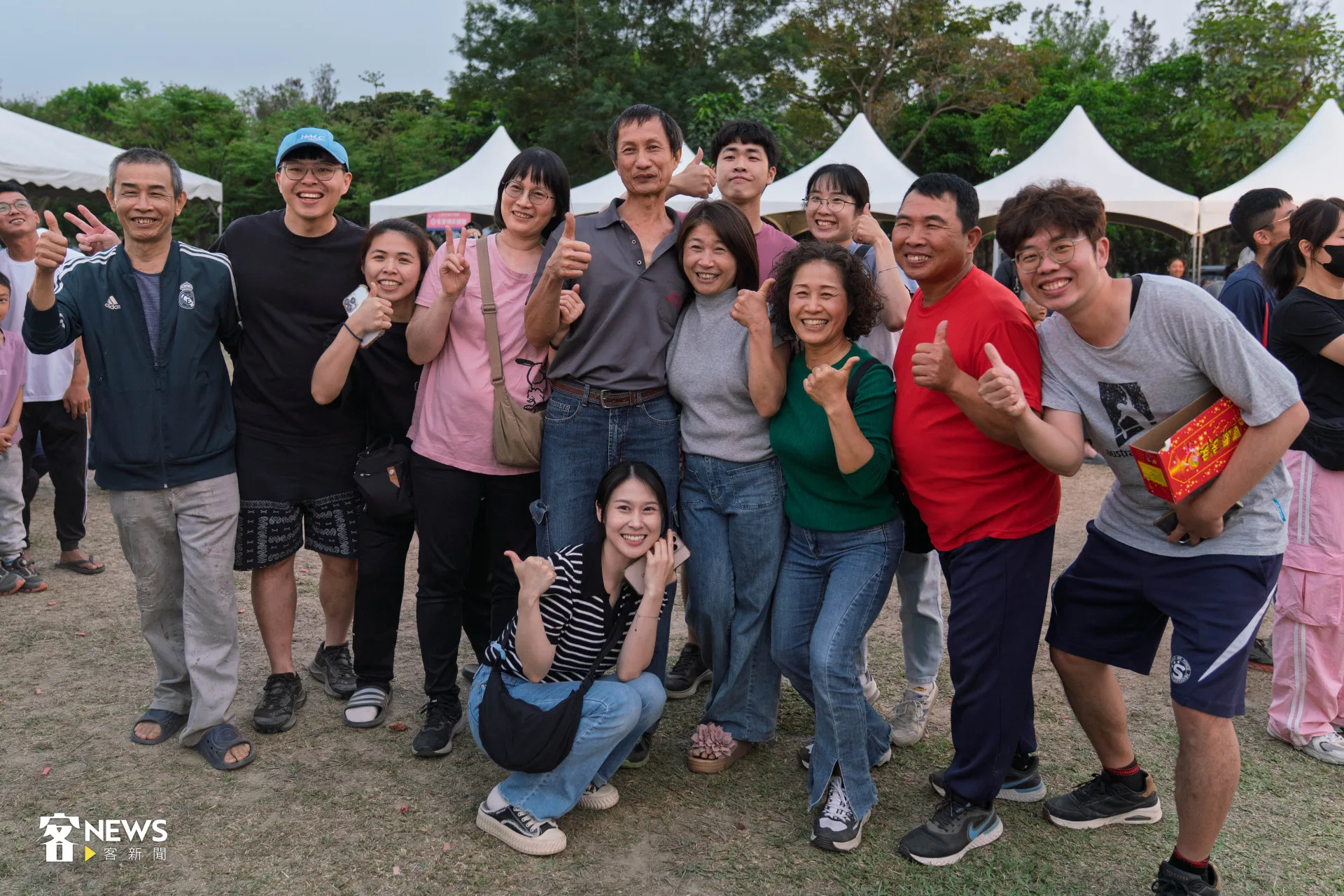 美濃鄉親饒先生獨得極限尖炮城10萬元獎金，和親友開心合影。范修語攝
