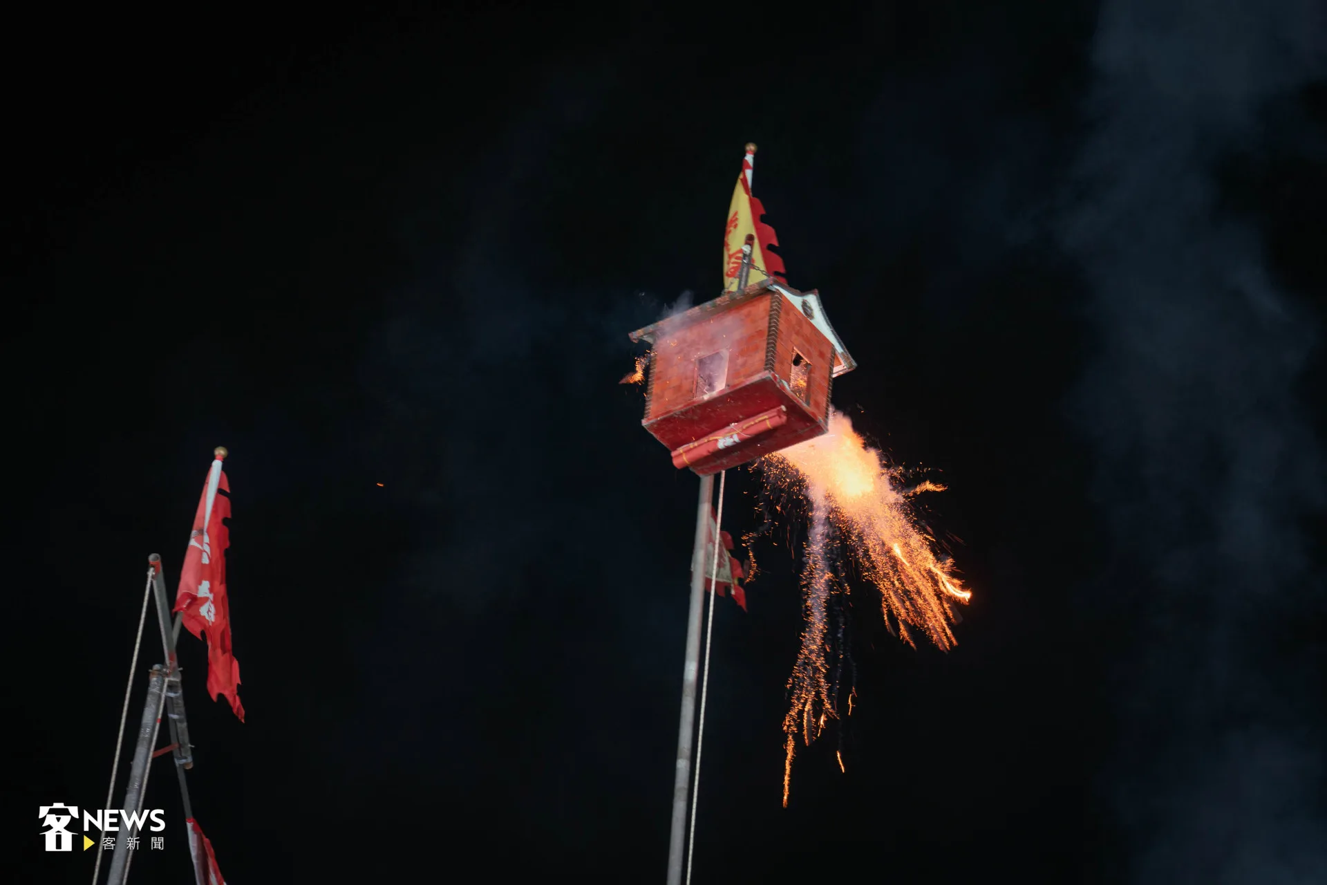 勝利的鞭炮炸響夜空。范修語攝