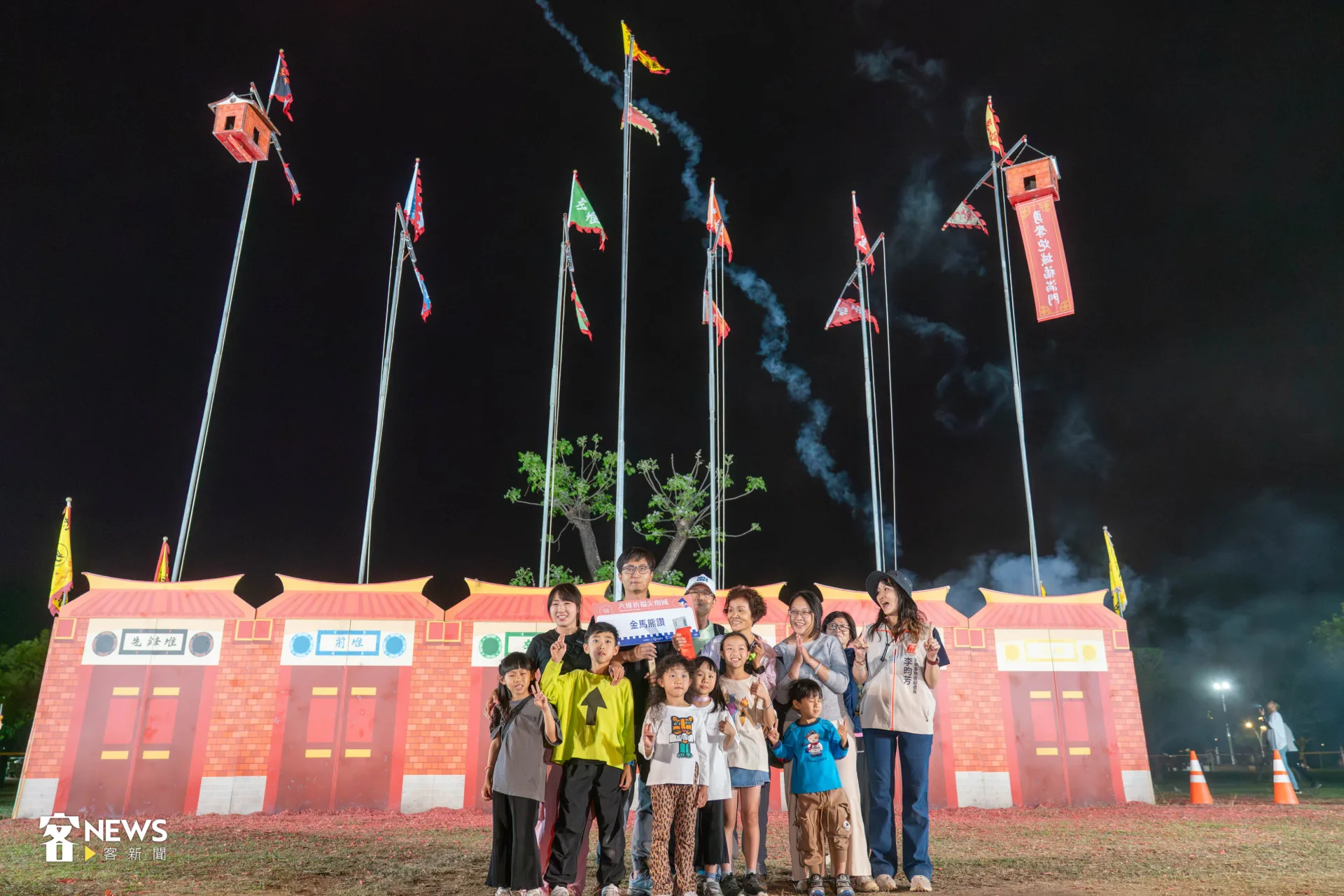 得獎隊伍與尖炮城合影。范修語攝