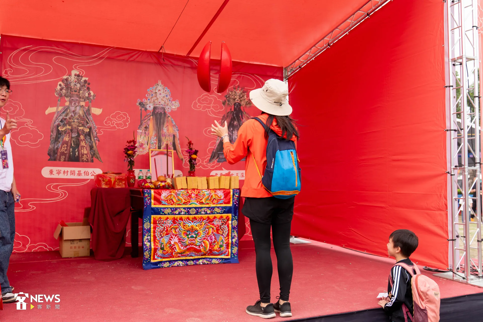 六堆尖炮城伯公擲筊，如果聖杯就能獲得市集抵用券。范修語攝