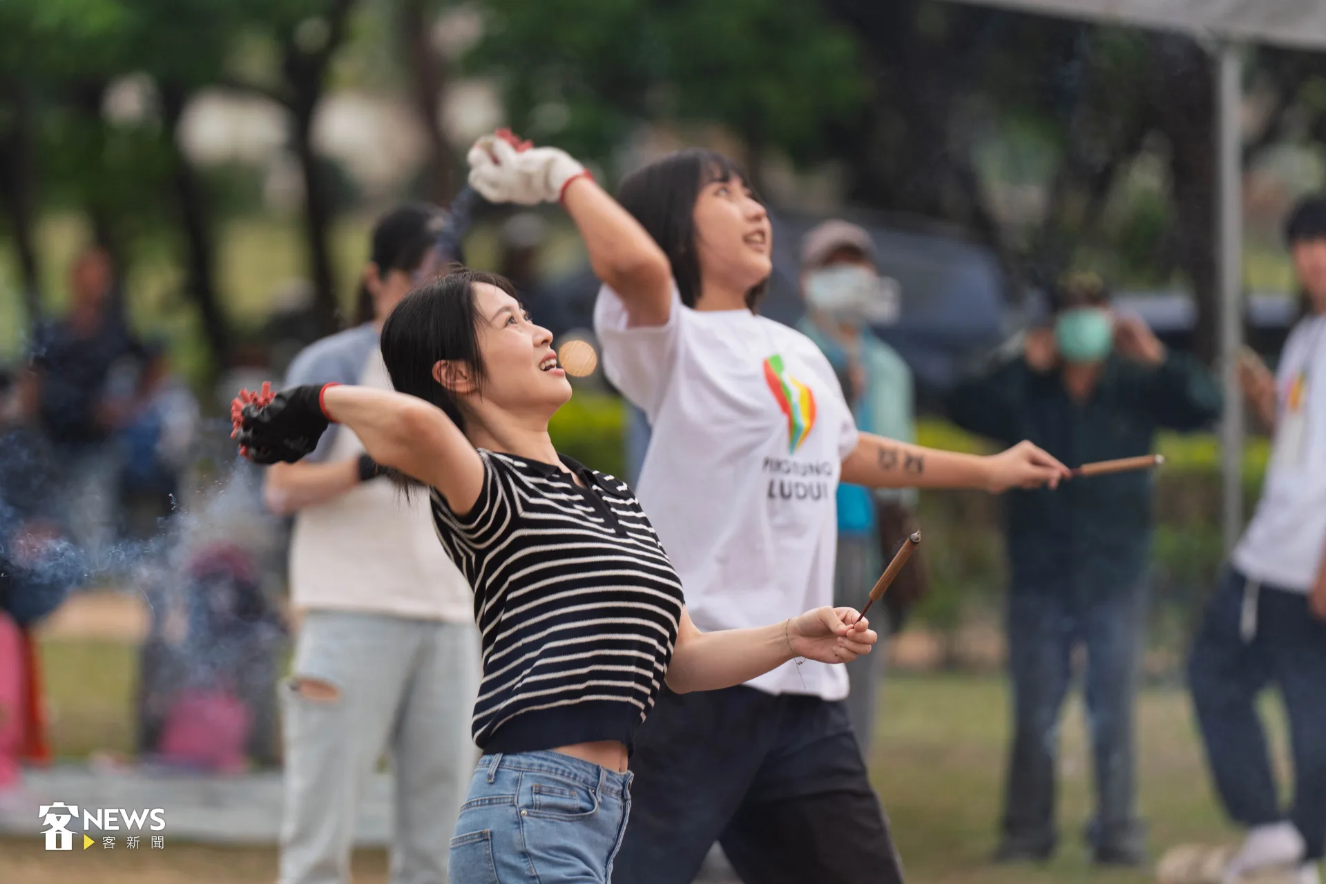 來自屏東市的王小姐笑著解釋，自己從小參加尖炮城，不是怕鞭炮，只是在大家面前丟很緊張。范修語攝