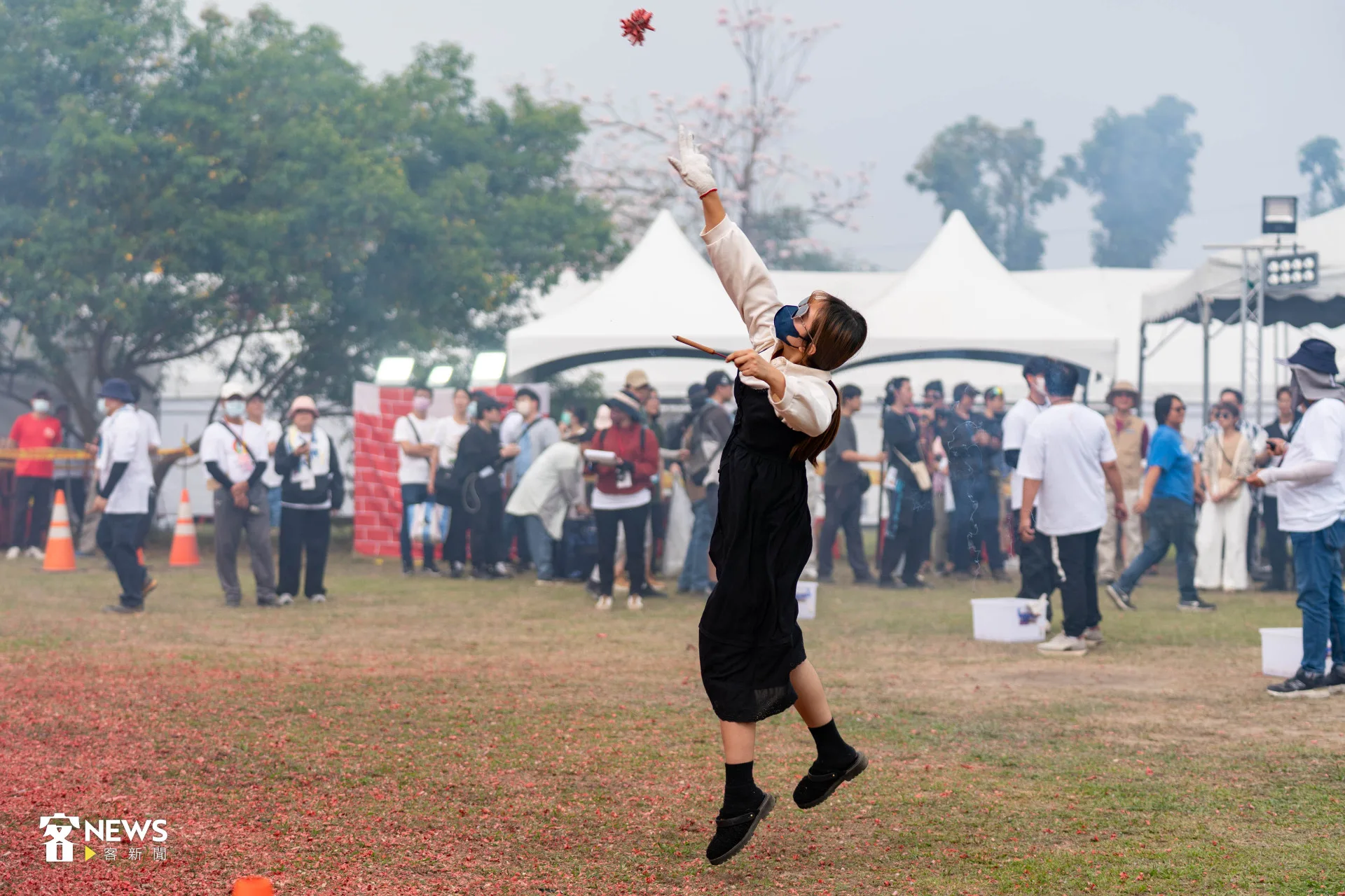 呼應婦女節花木蘭尖炮城第一次登場，鼓勵女性來丟炮。范修語攝