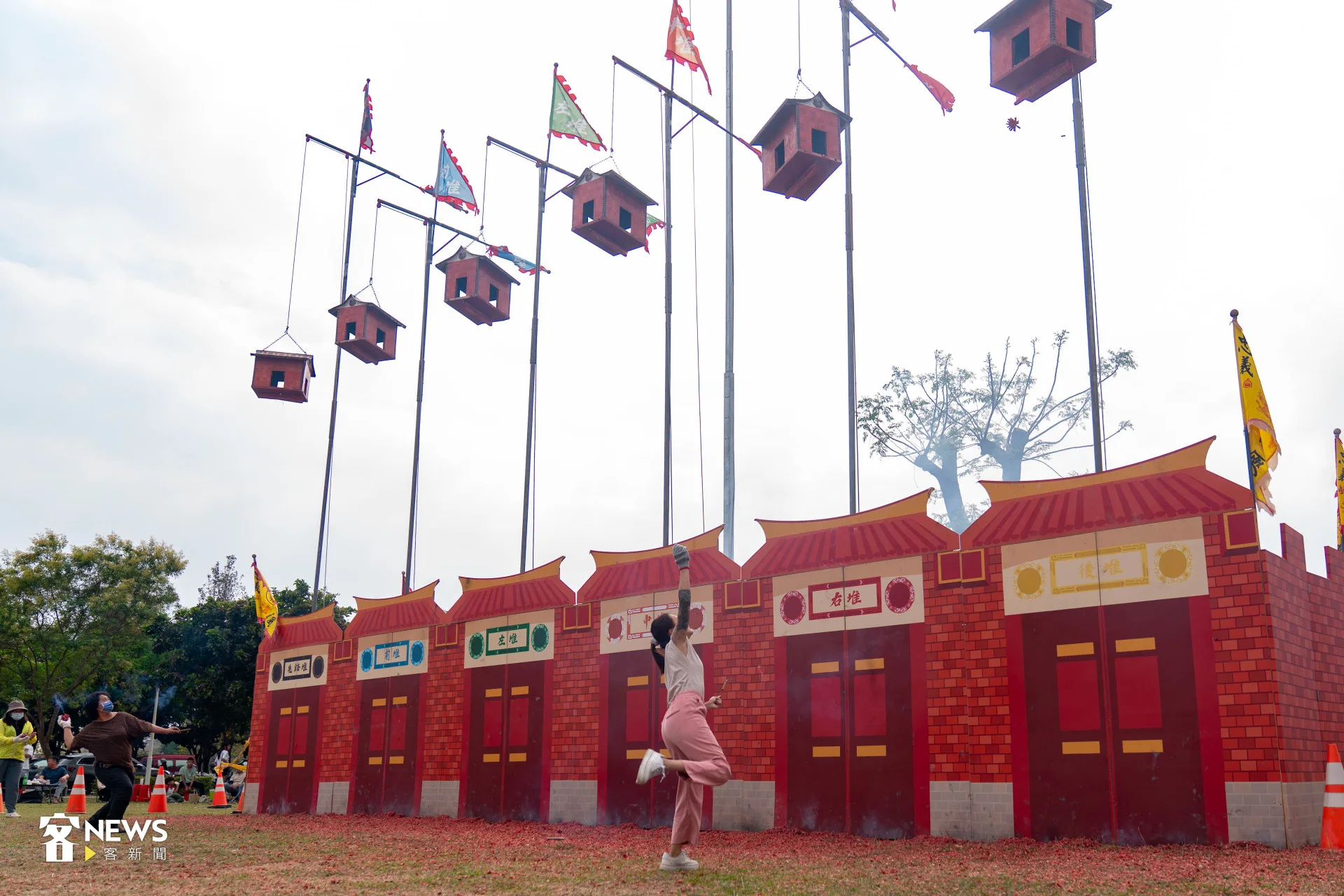 呼應婦女節舉辦花木蘭尖炮城，鼓勵女性來丟炮。范修語攝