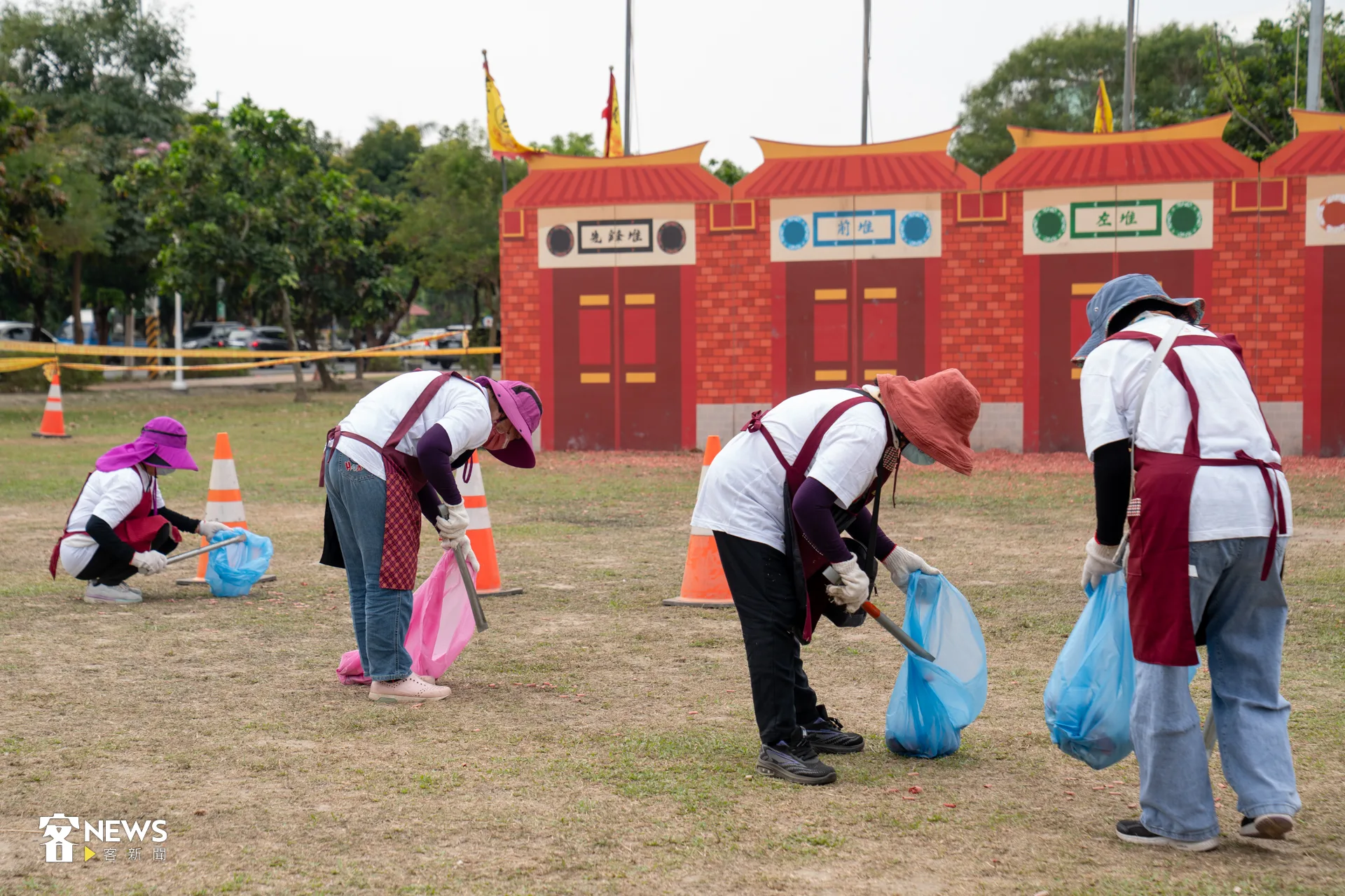 辛苦的工作人員，在炮城區撿起爆炸後的炮屑。洪藝晅攝