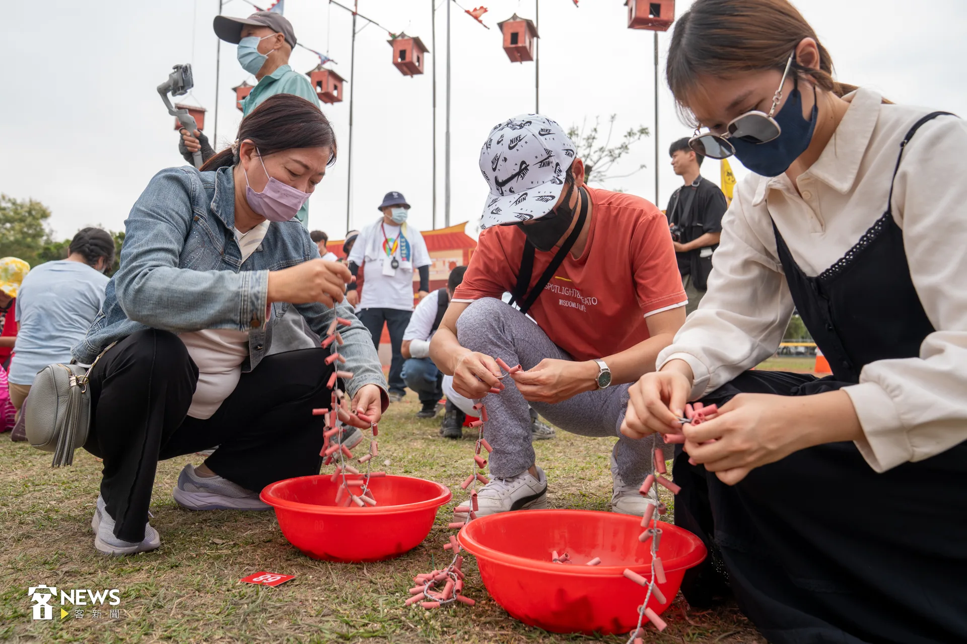 賽前民眾綁緊鞭炮，為賽事做好準備。洪藝晅攝