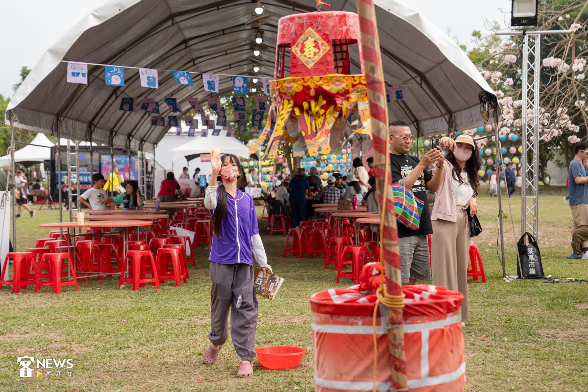除了傳統的鞭炮尖炮城，還有變形版本的水球尖炮城。洪藝晅攝