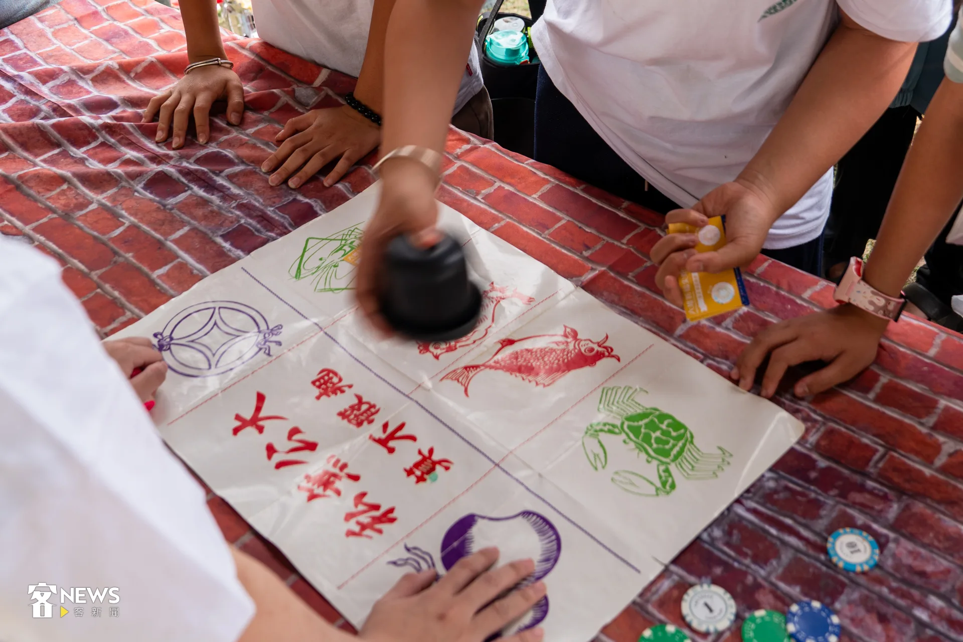 六堆尖炮城周邊有超多有趣的客家博弈遊戲，圖為押注關卡。洪藝晅攝