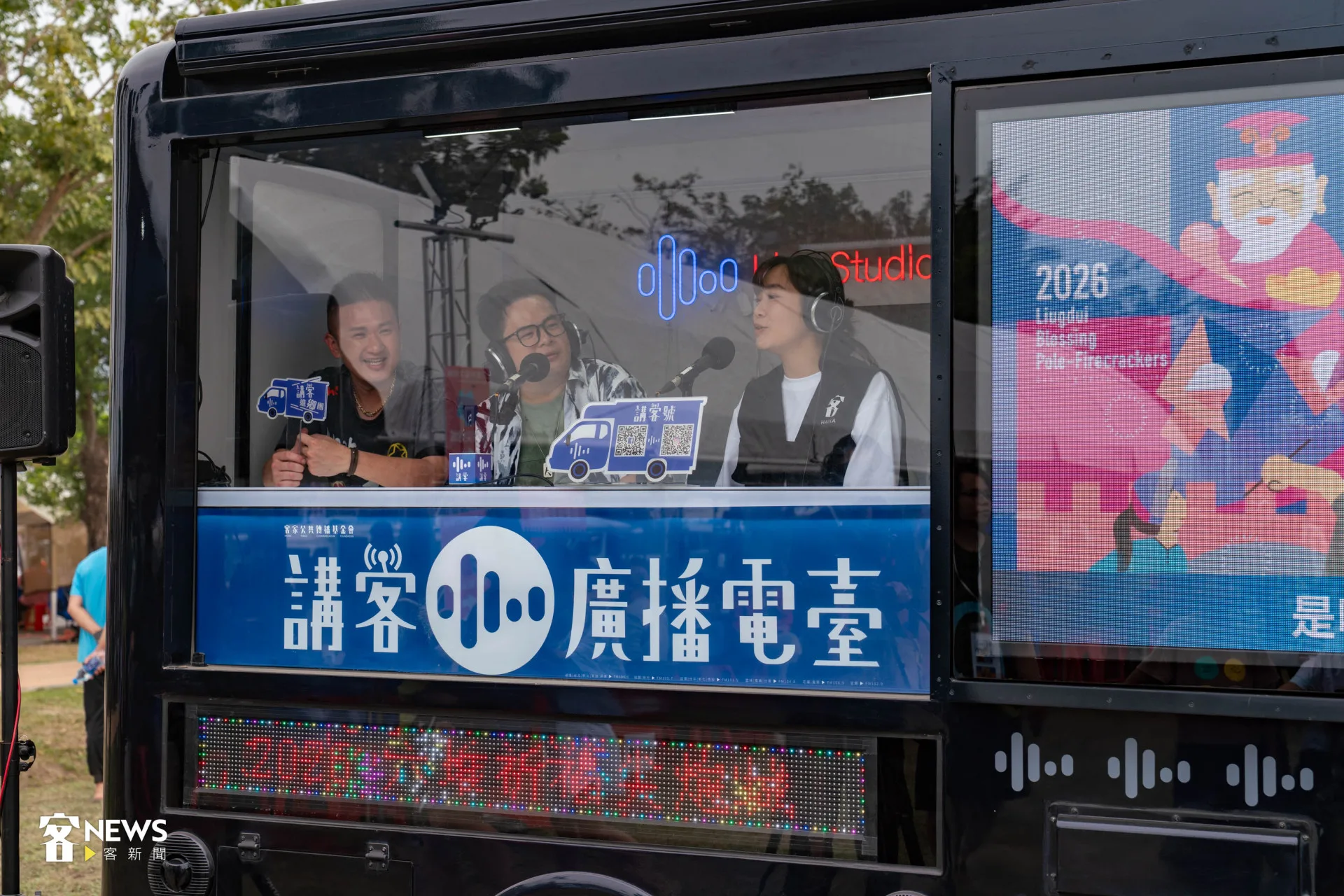 iColor主唱邱廉欽（中）、吉他手戴陽（左）登上講客號與《音樂大亂鬥》主持人阿儒（右）聊音樂。洪藝晅攝