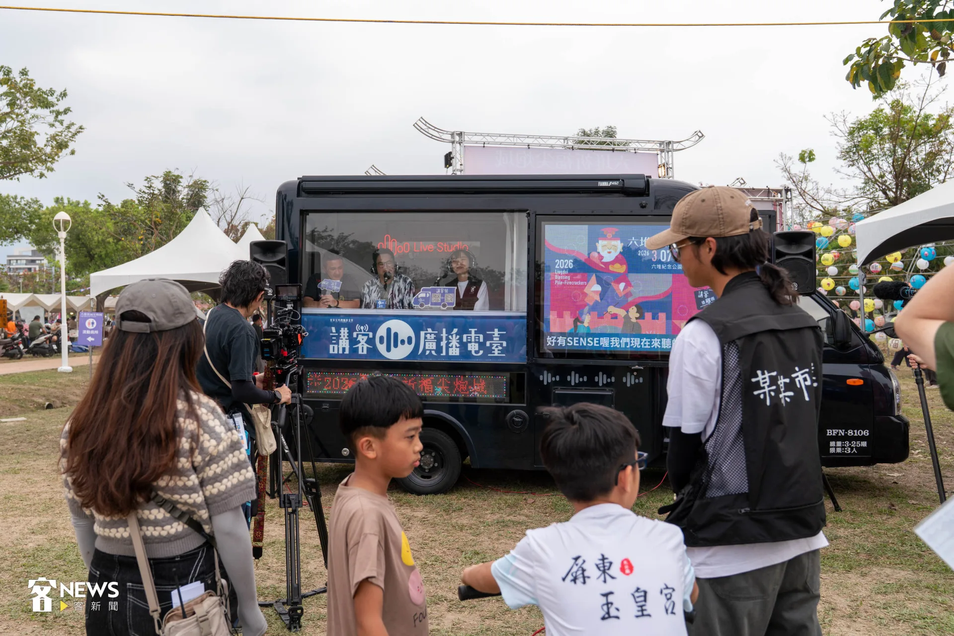 講客號在現場製作廣播節目，引起鄉親好奇。洪藝晅攝