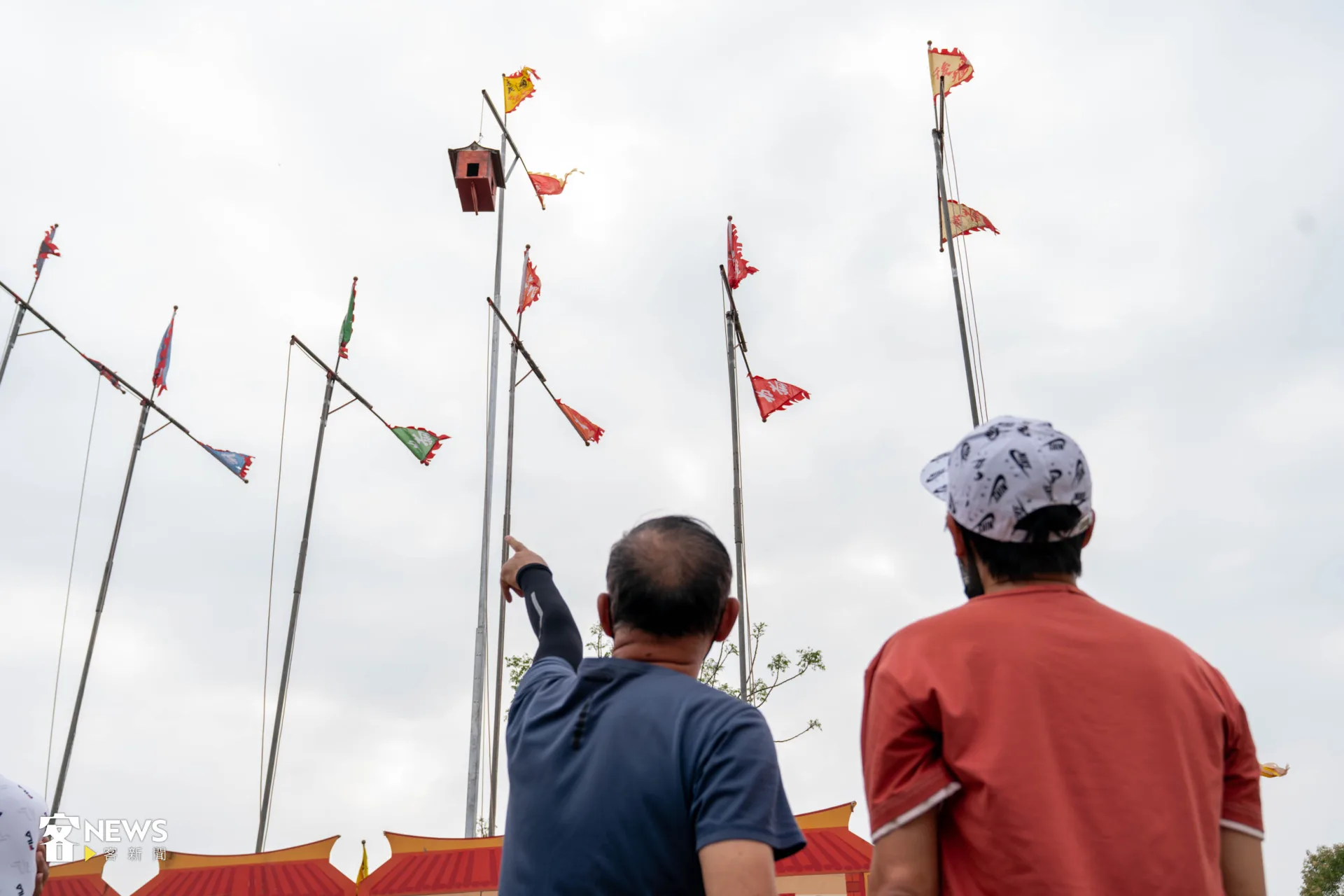 參賽者卯足全力丟擲燃燒的鞭炮。洪藝晅攝