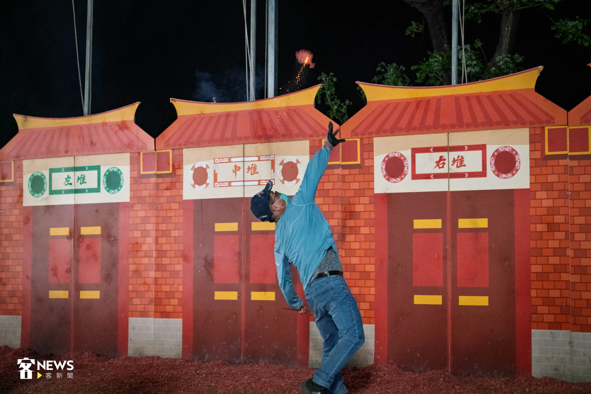 參賽者卯足全力丟擲燃燒的鞭炮，最終攻城成功。洪藝晅攝