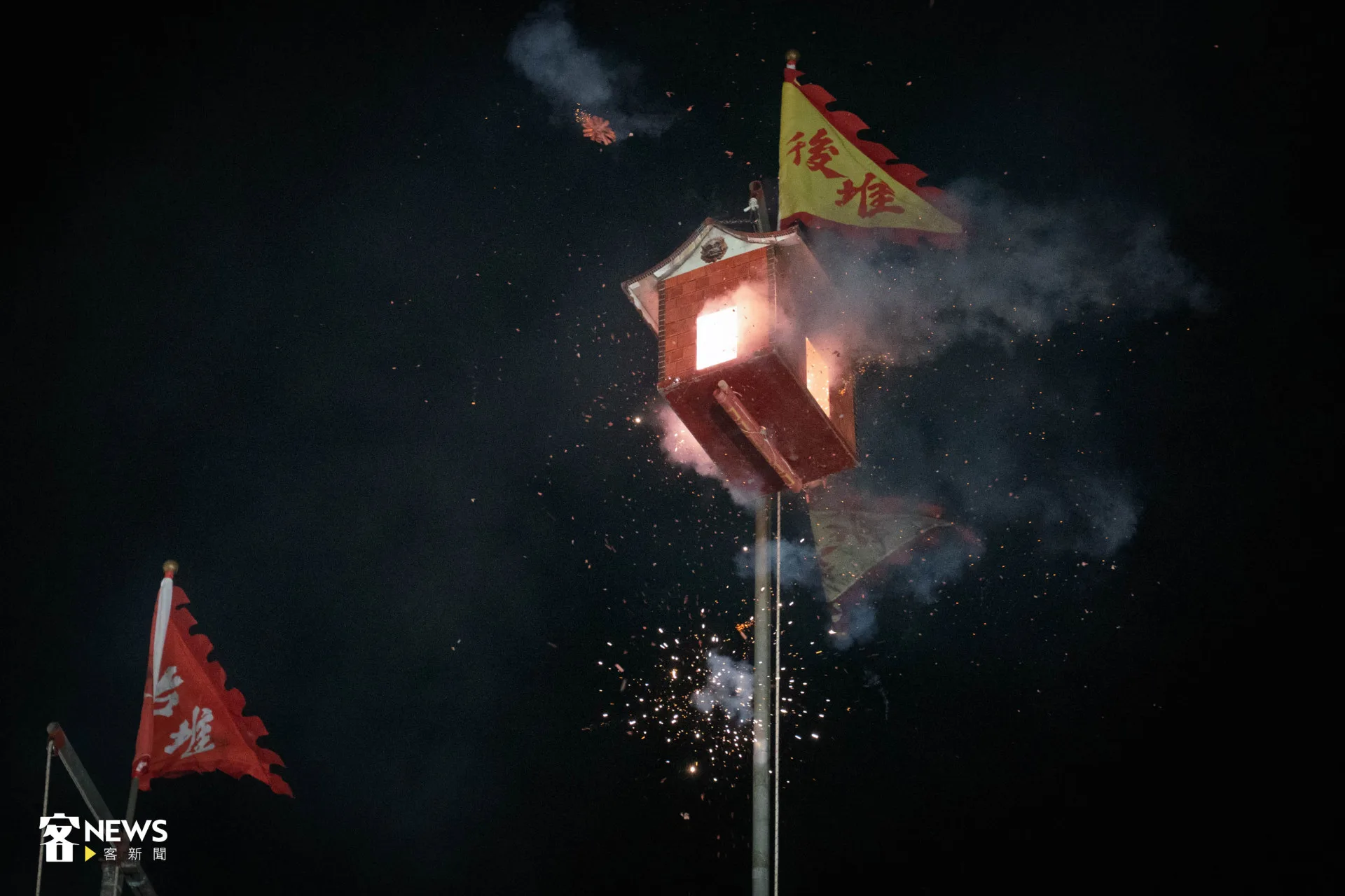 鞭炮引燃炮籠，引起現場歡呼連連。洪藝晅攝