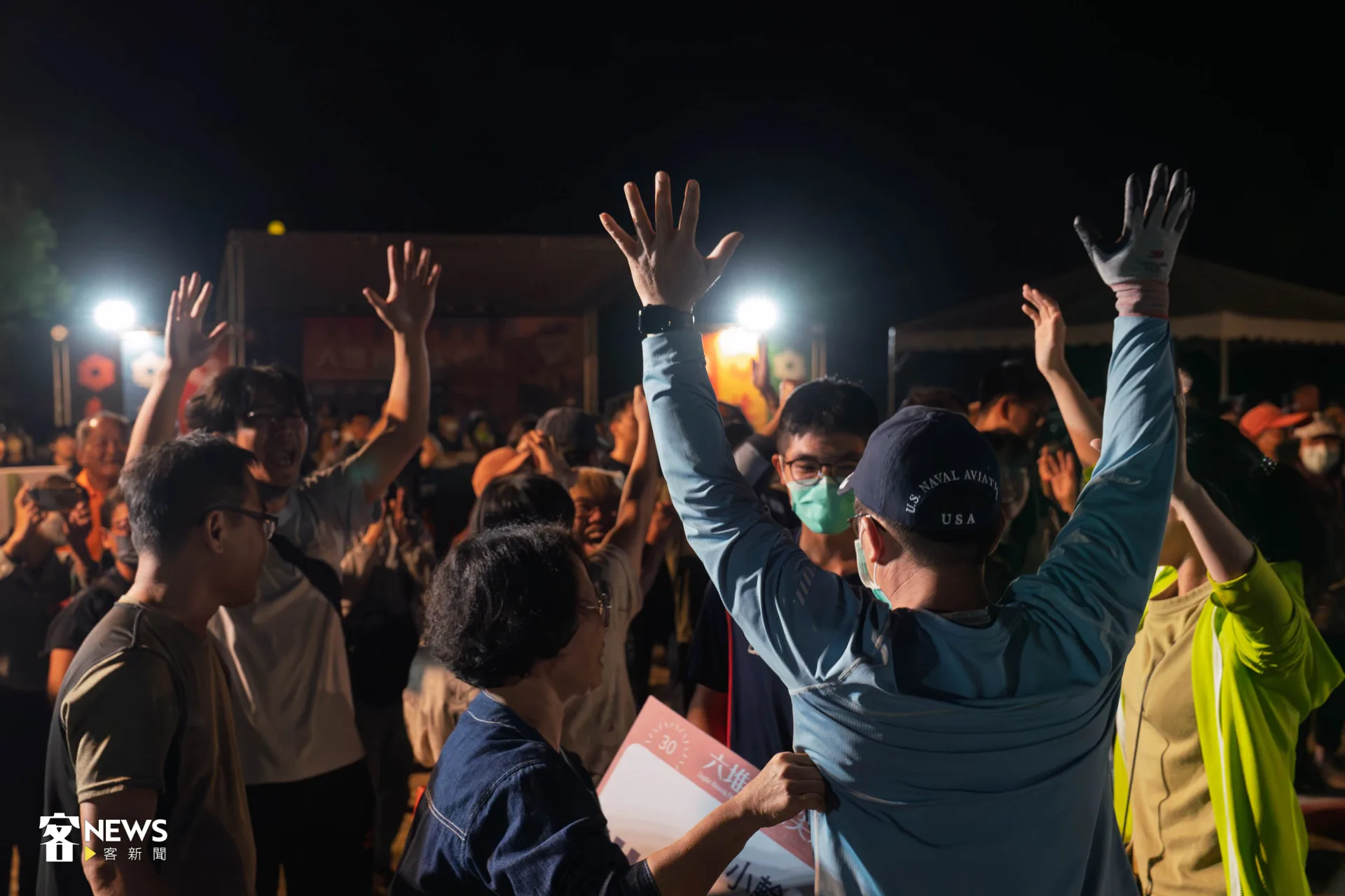 成功將鞭炮丟入炮籠，團隊一起歡呼。洪藝晅攝