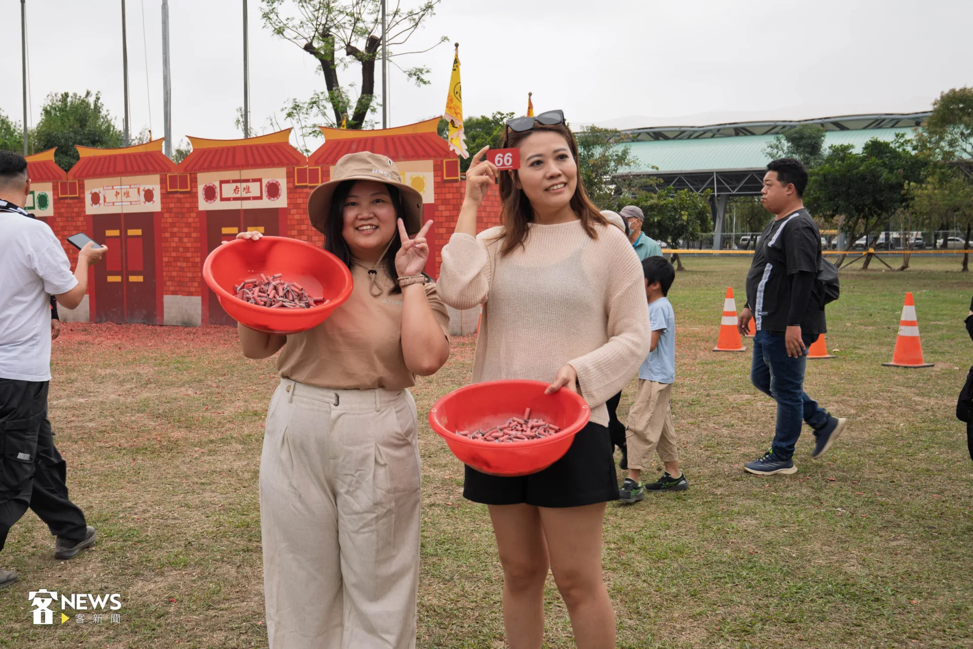 花木蘭尖炮城參賽者開心與尖炮城合影。洪藝晅攝