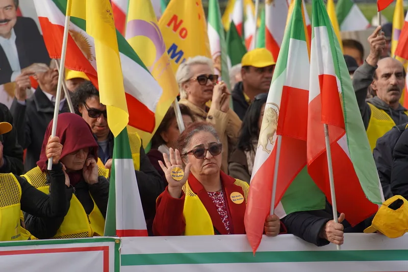 伊朗人民悲歌：父母在孩子墳前跳舞　不向統治者低頭