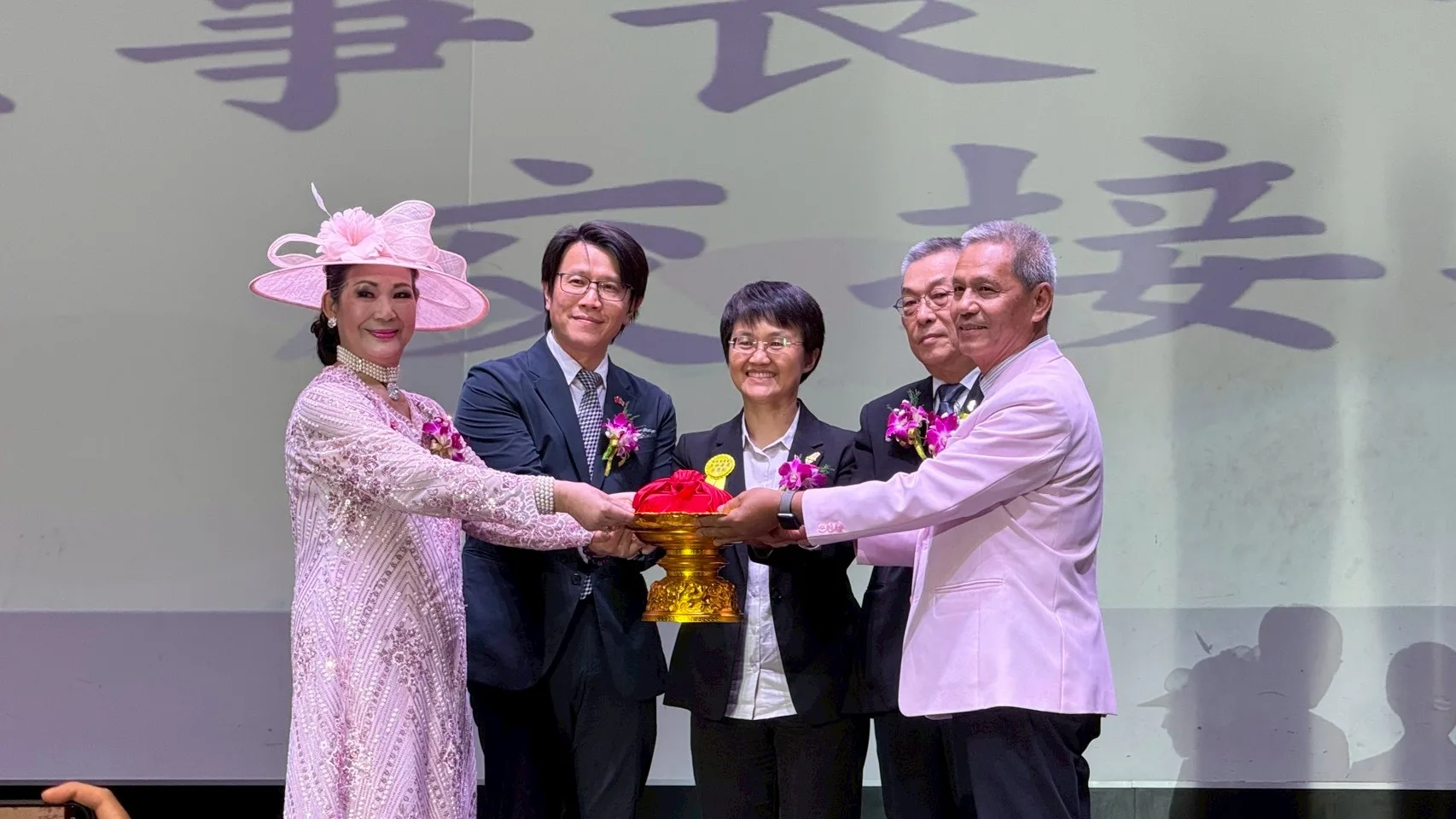 泰國台灣客家同鄉會成立25週年慶暨第12、13屆理事長交接典禮。客家委員會提供