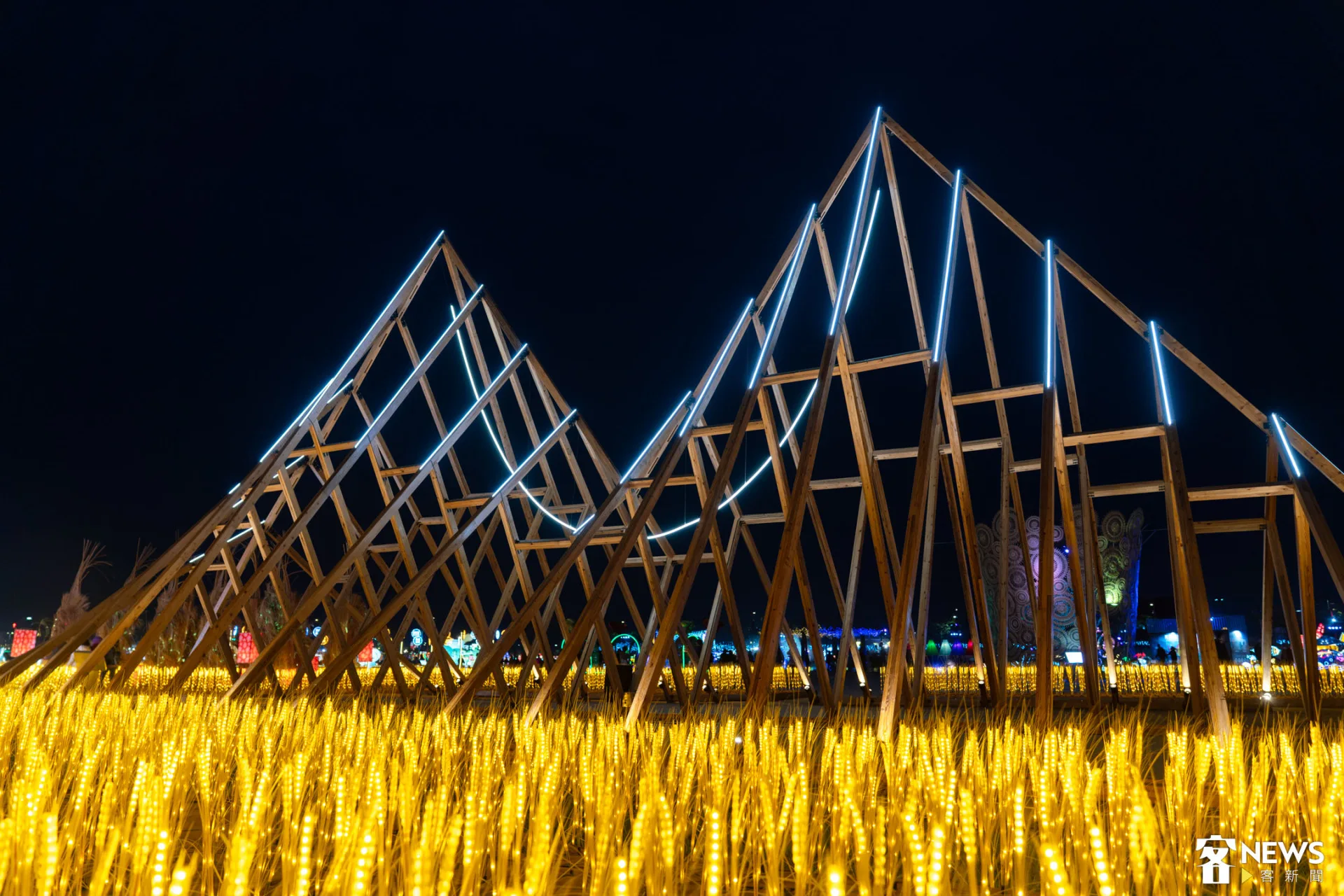創作靈感來自嘉義梅山「太平雲梯」的壯麗景緻,作品以大型木構構築出嘉義的絕美山景,在山巔之間的懸浮著一道「光之小徑」。朱凱元ㄕㄜˋ