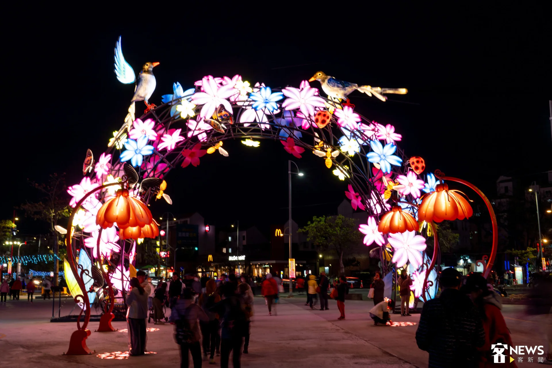 歡喜回嘉,邀請大家一同進入燈會。朱愷元攝