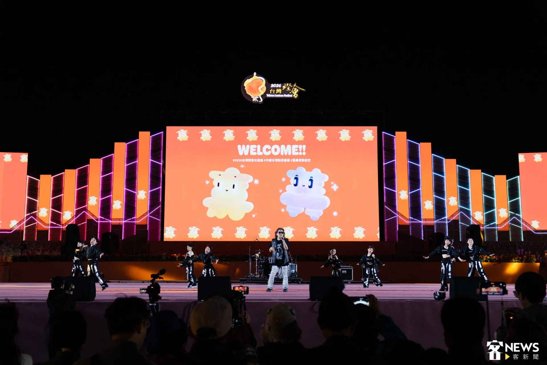 劉劭希與搖滾童謠團隊，帶來多首節奏感十足的歌曲，小小表演者在強風中依然活力滿滿。朱愷元攝