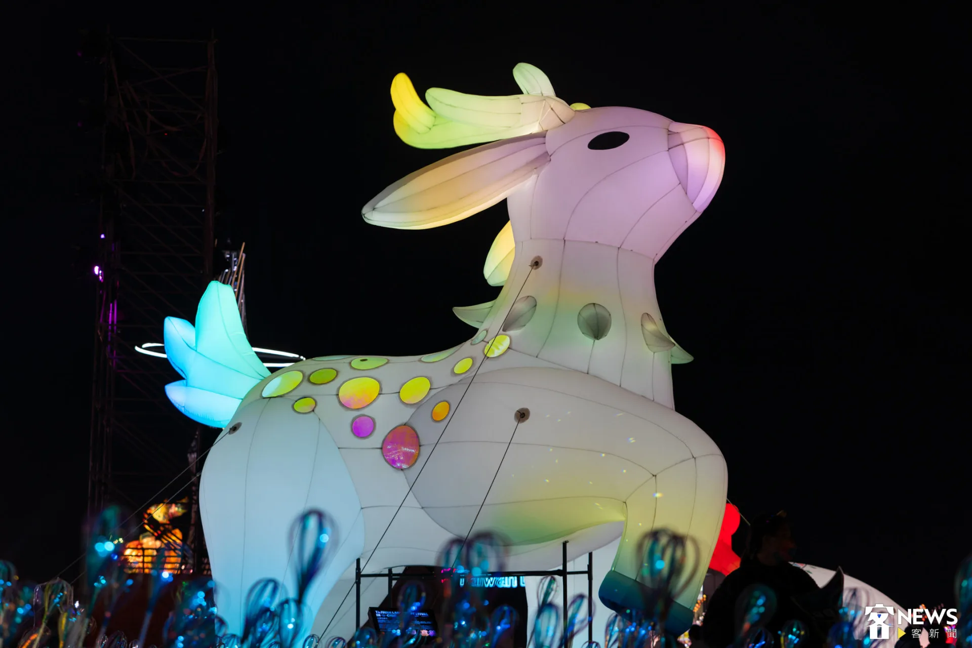 以鄒族傳說〈獸泉之地〉為策展源點，將指引獵人的靈泉轉化為萬物匯聚的生命源地與共生象徵。朱愷元攝