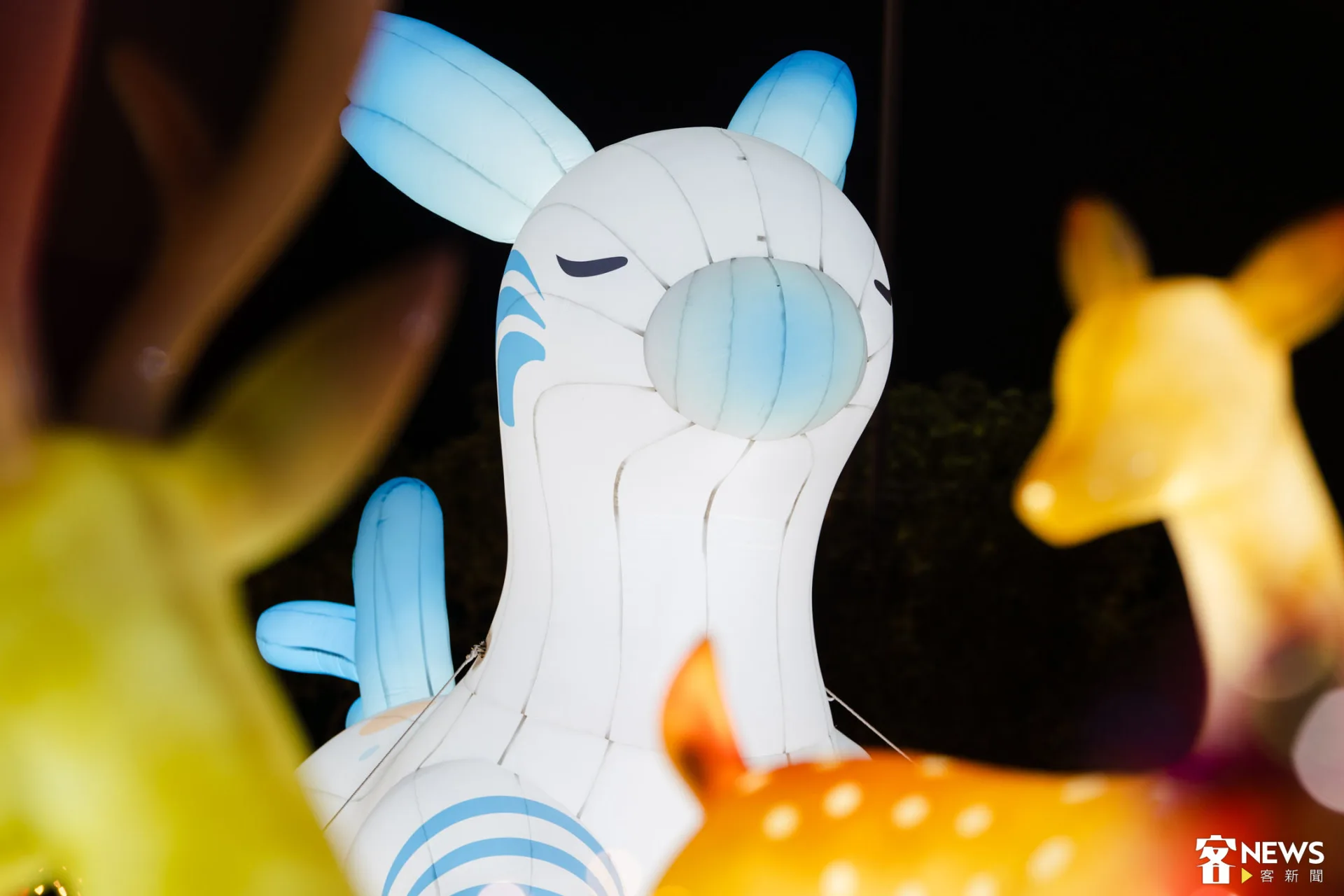 全區以梅花鹿為核心敘事主角，牠既是嘉義林野的重要原生物種，也是鄒族文化中連結自然、土地與族群智慧的象徵。朱愷元攝