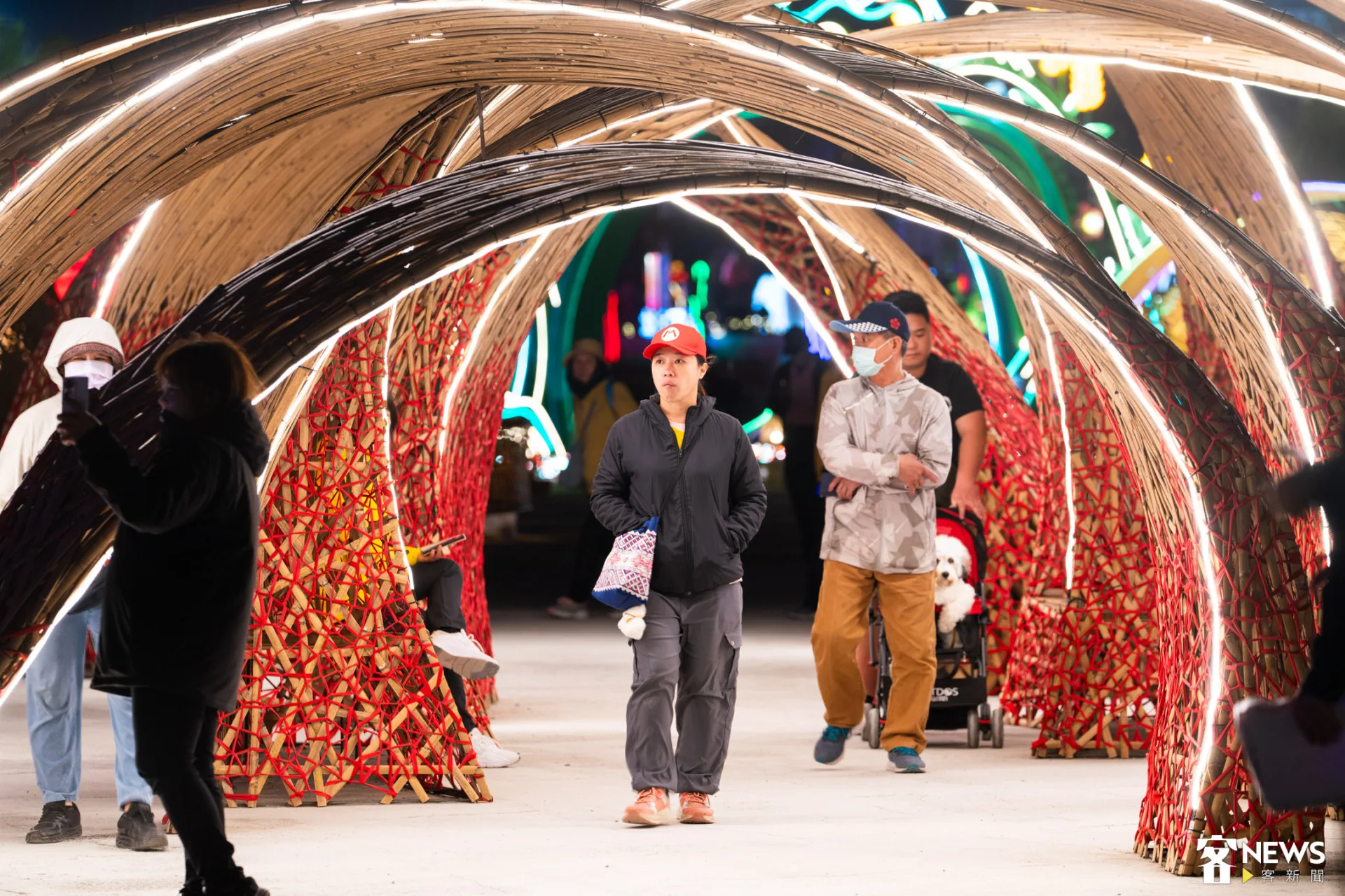 《迎春之境》以「新春意象」為靈感,象徵萬物更新與希望的啟程。作品以竹為結構,將節慶中祝福的能量轉化為層層曲拱,形成可供穿行的空間。朱愷元攝