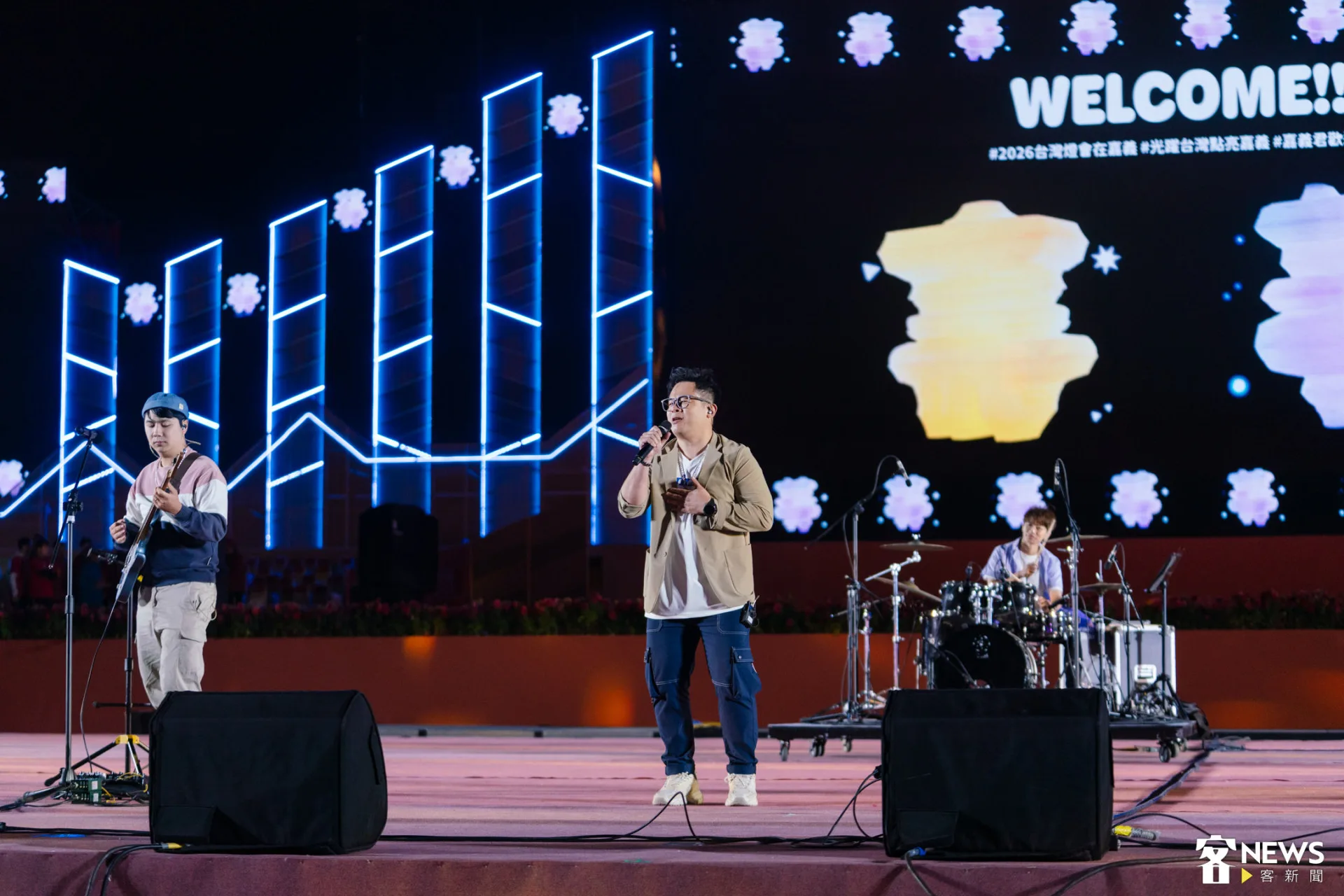 iColor也演唱多首膾炙人口的作品，其中歌曲〈行過〉充滿力量的旋律在燈區迴盪，讓不少觀眾跟著節奏擺動。朱愷元攝