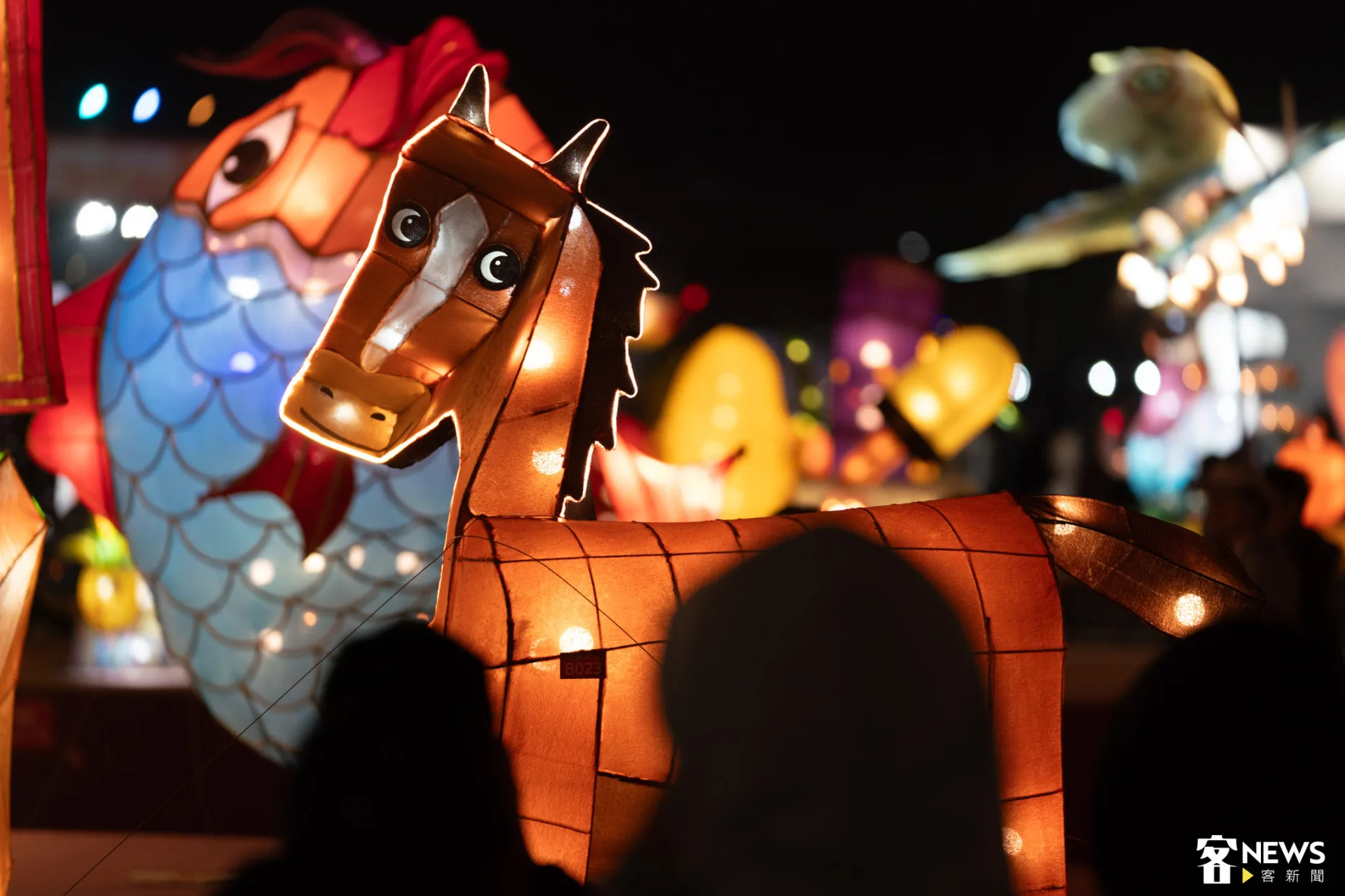 網路上更因一盞爆紅的「馬盯尼」燈飾引發討論，成為燈會另一個意外亮點。朱愷元攝