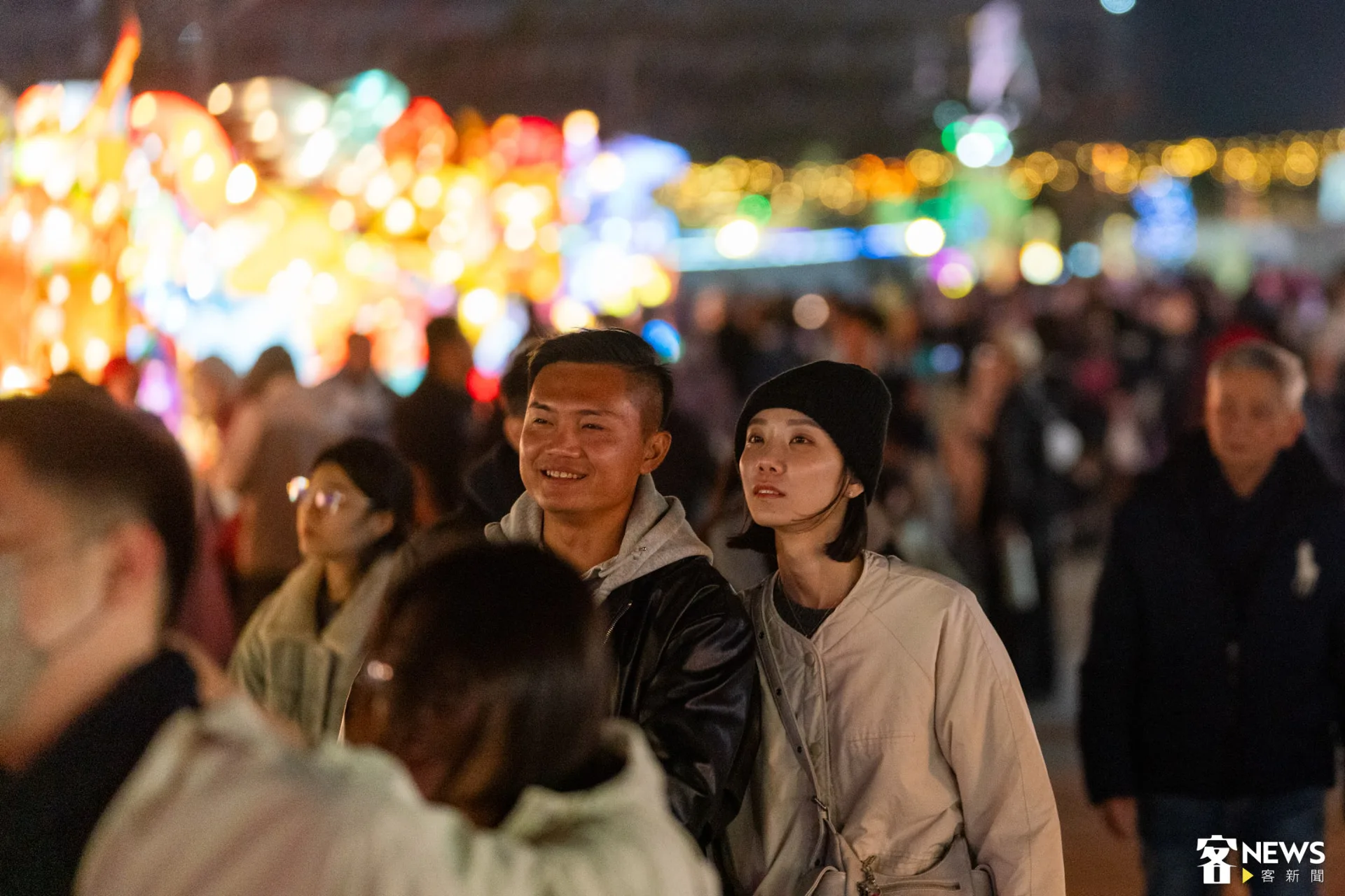 許多家庭、朋友、情侶來參與這次的燈會。朱愷元攝