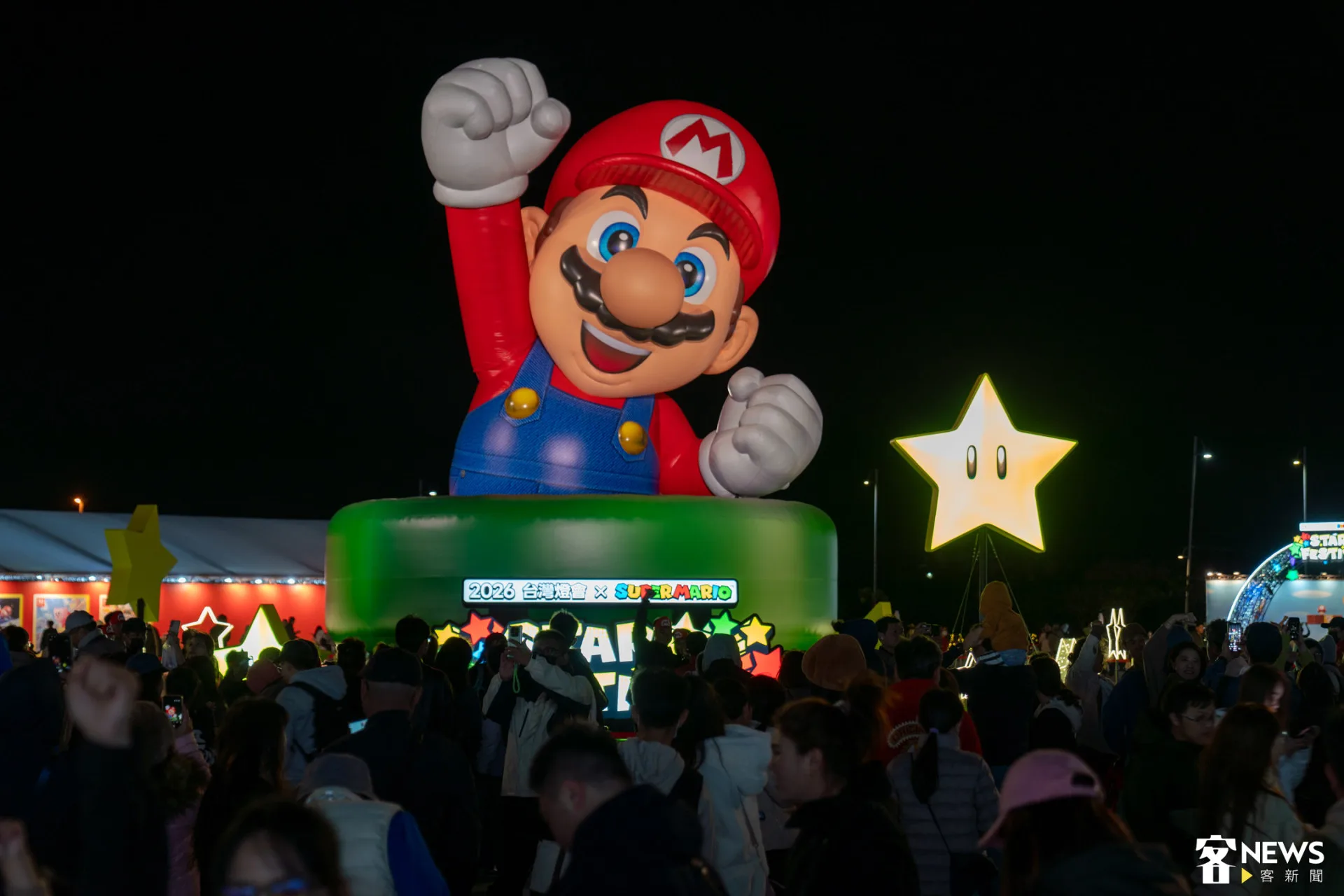 任天堂打造的瑪利歐燈區,巨型角色加上熟悉音樂,彷彿走進環球影城。朱愷元攝