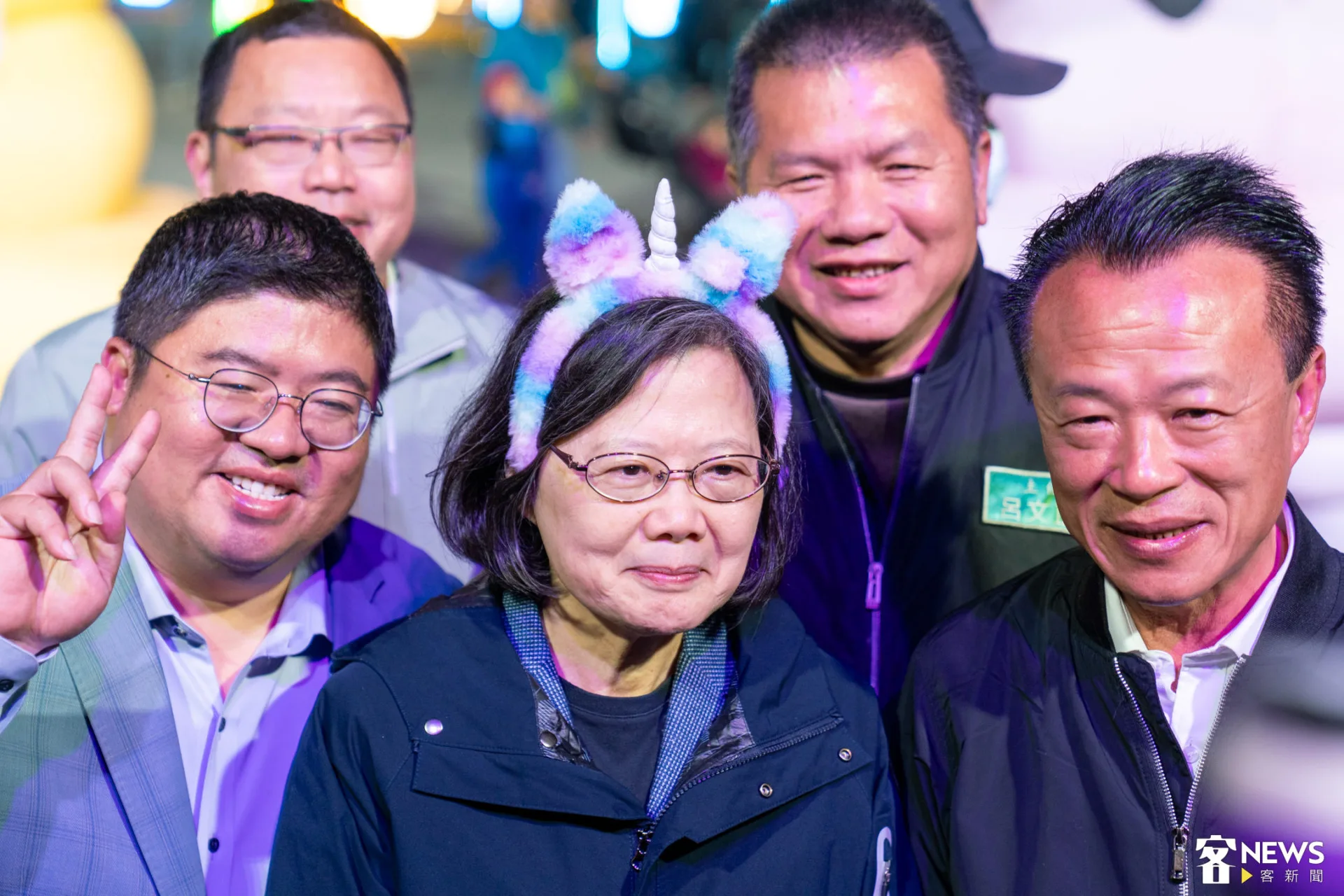 前總統蔡英文也到場參與,還戴上可愛的燈會限定髮箍。朱愷元攝