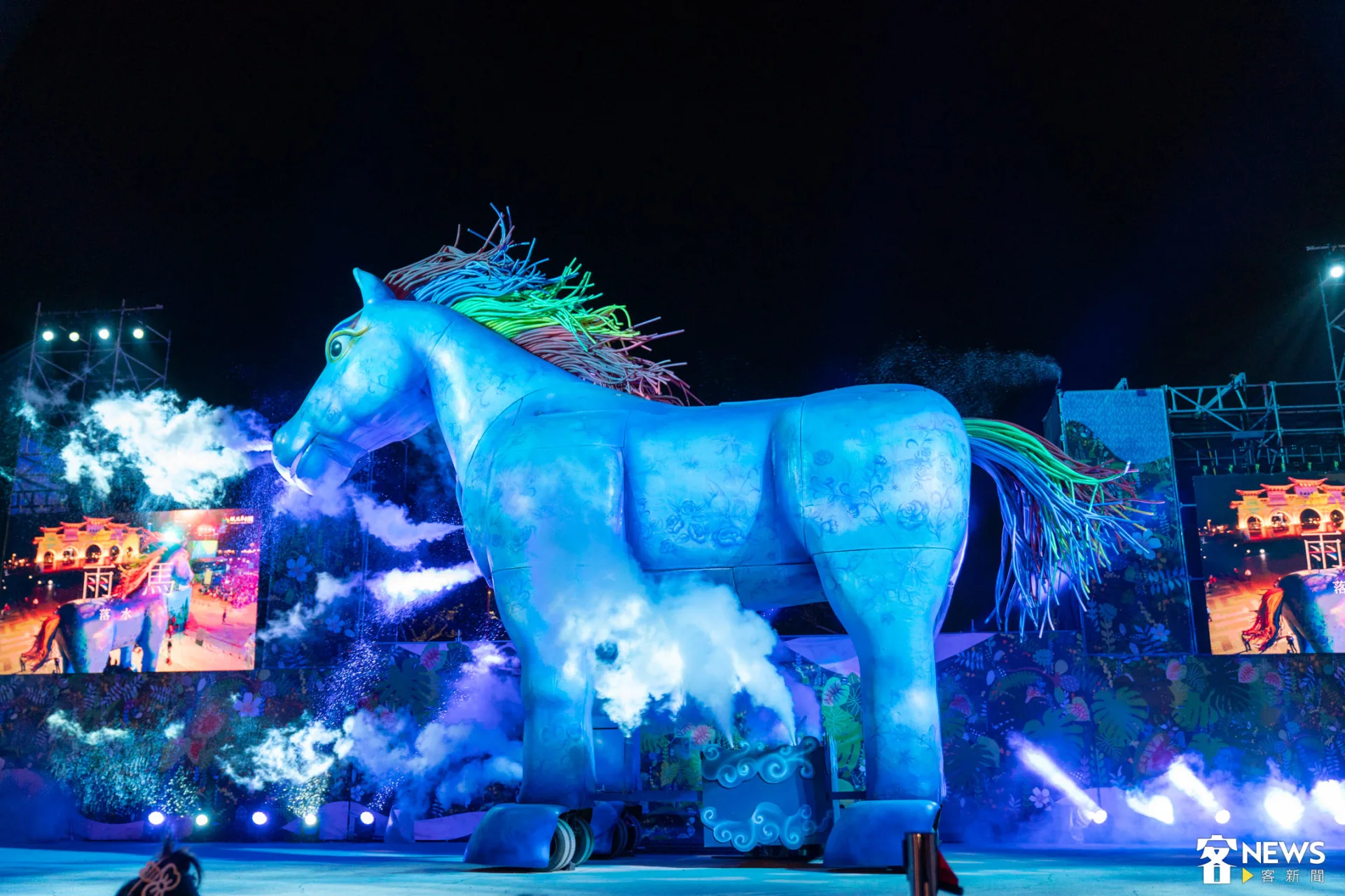 10公尺、重達7公噸的雨馬裝置緩緩吐出白煙與雷射燈光，在客語童謠旋律襯托下營造夢幻氛圍。朱愷元攝