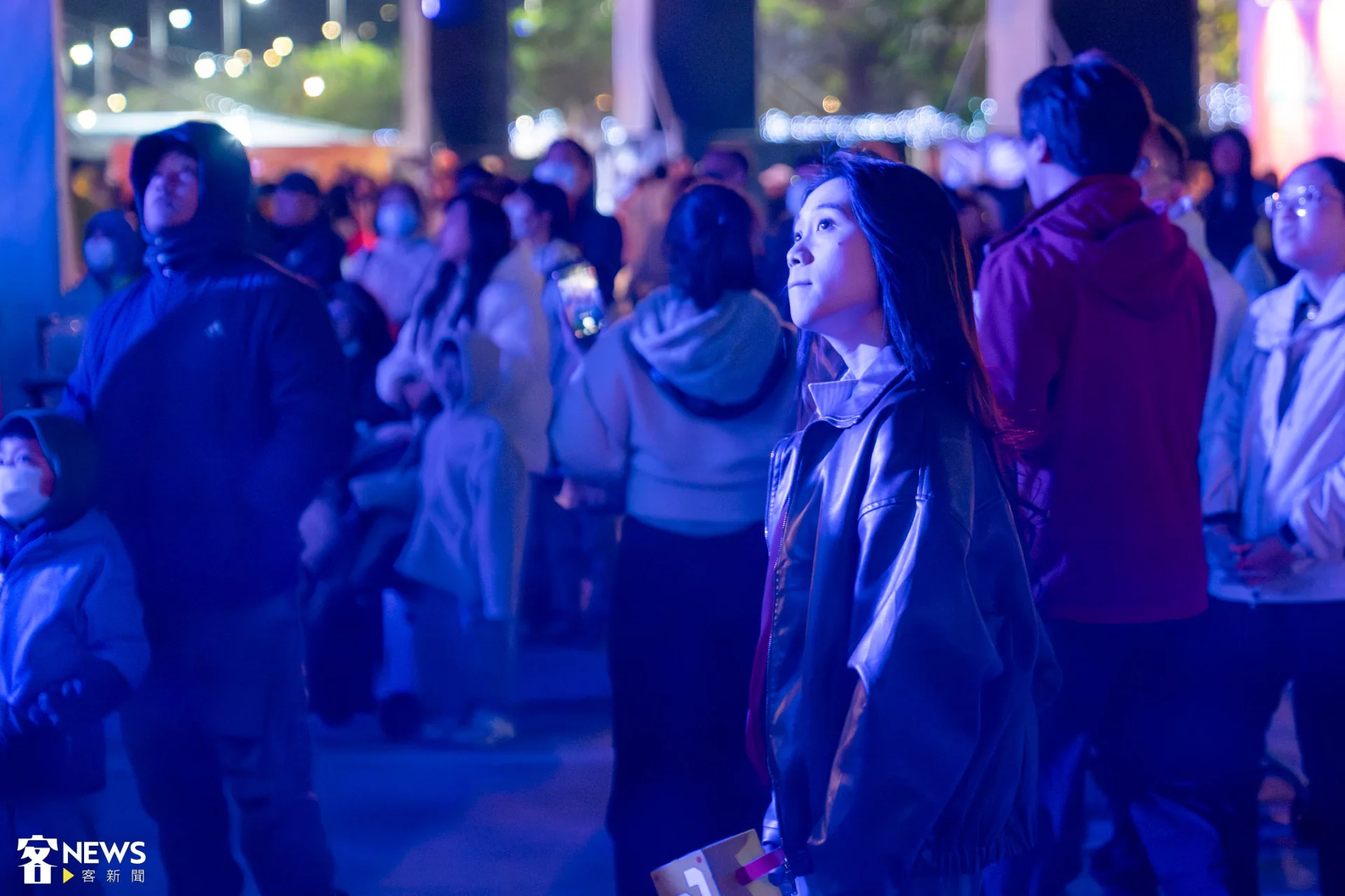 「雨馬」表演吸引大量人潮駐足觀賞，現場擠得水洩不通。朱愷元攝