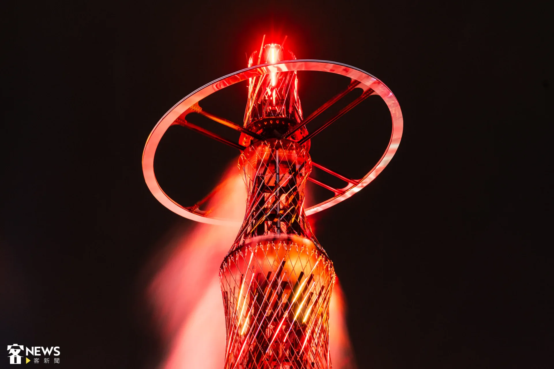 主燈猶如火山一般噴發。朱愷元攝