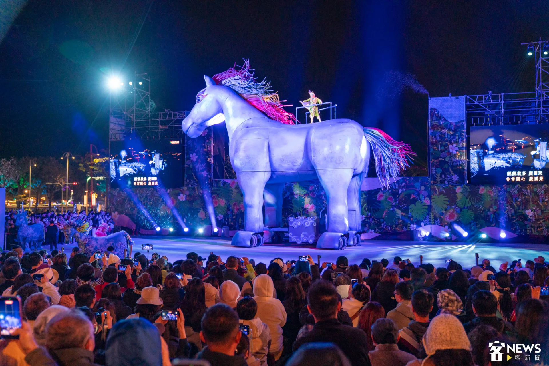台灣燈會／雨馬＋客家主舞台擠爆　脆文火紅「馬盯尼」成亮點